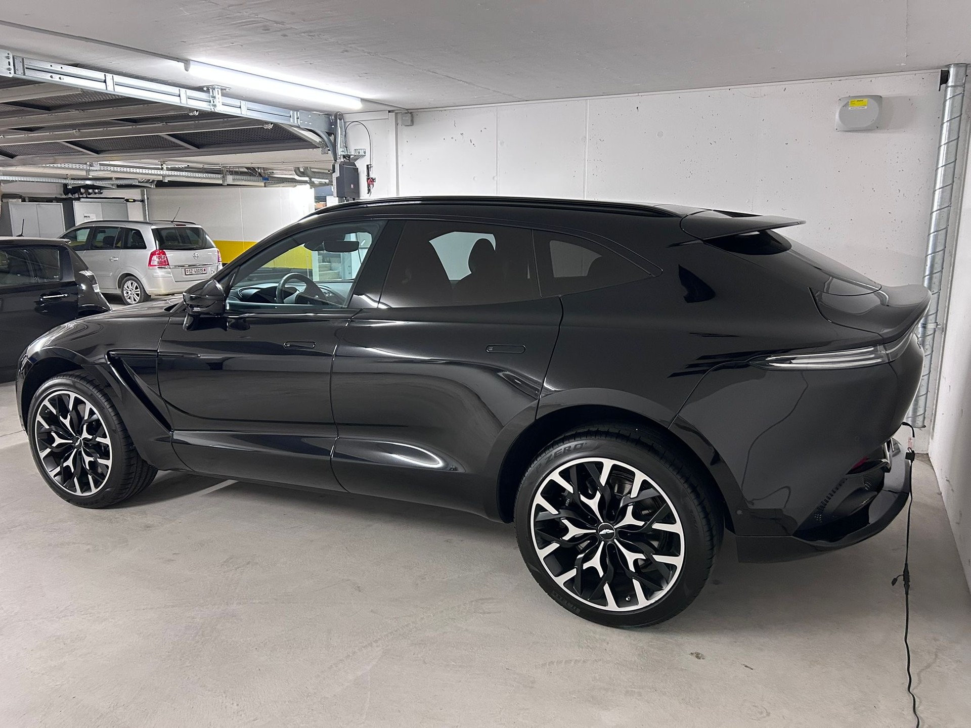 ASTON MARTIN DBX-image-4