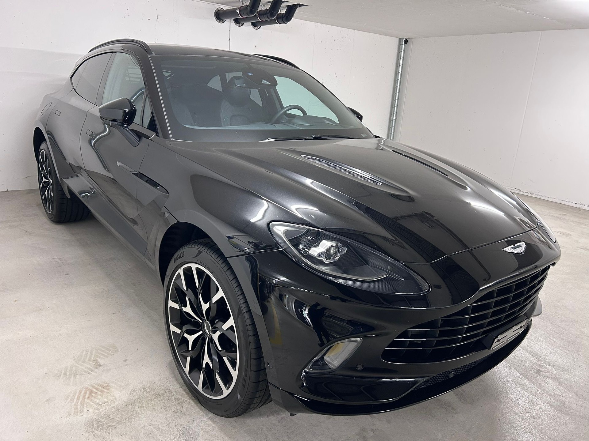 ASTON MARTIN DBX-image-5