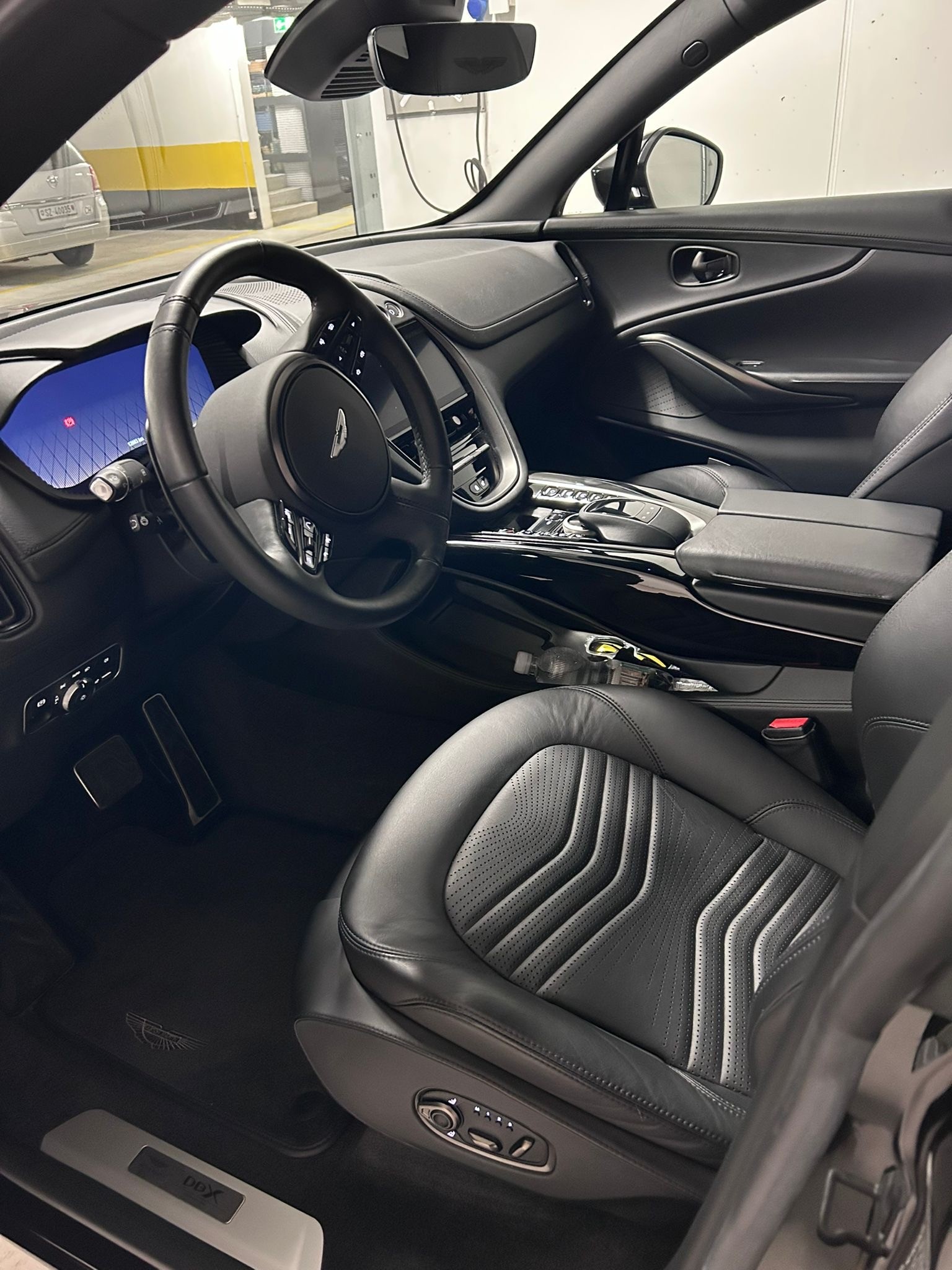 ASTON MARTIN DBX-image-6