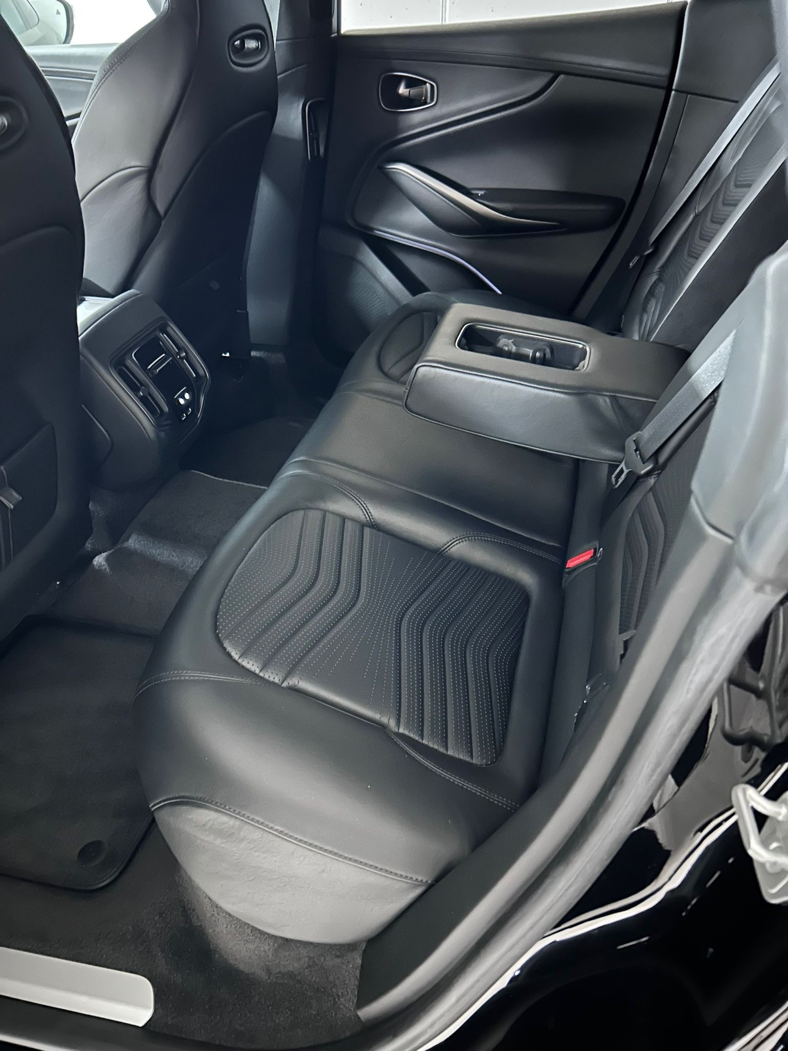 ASTON MARTIN DBX-image-7