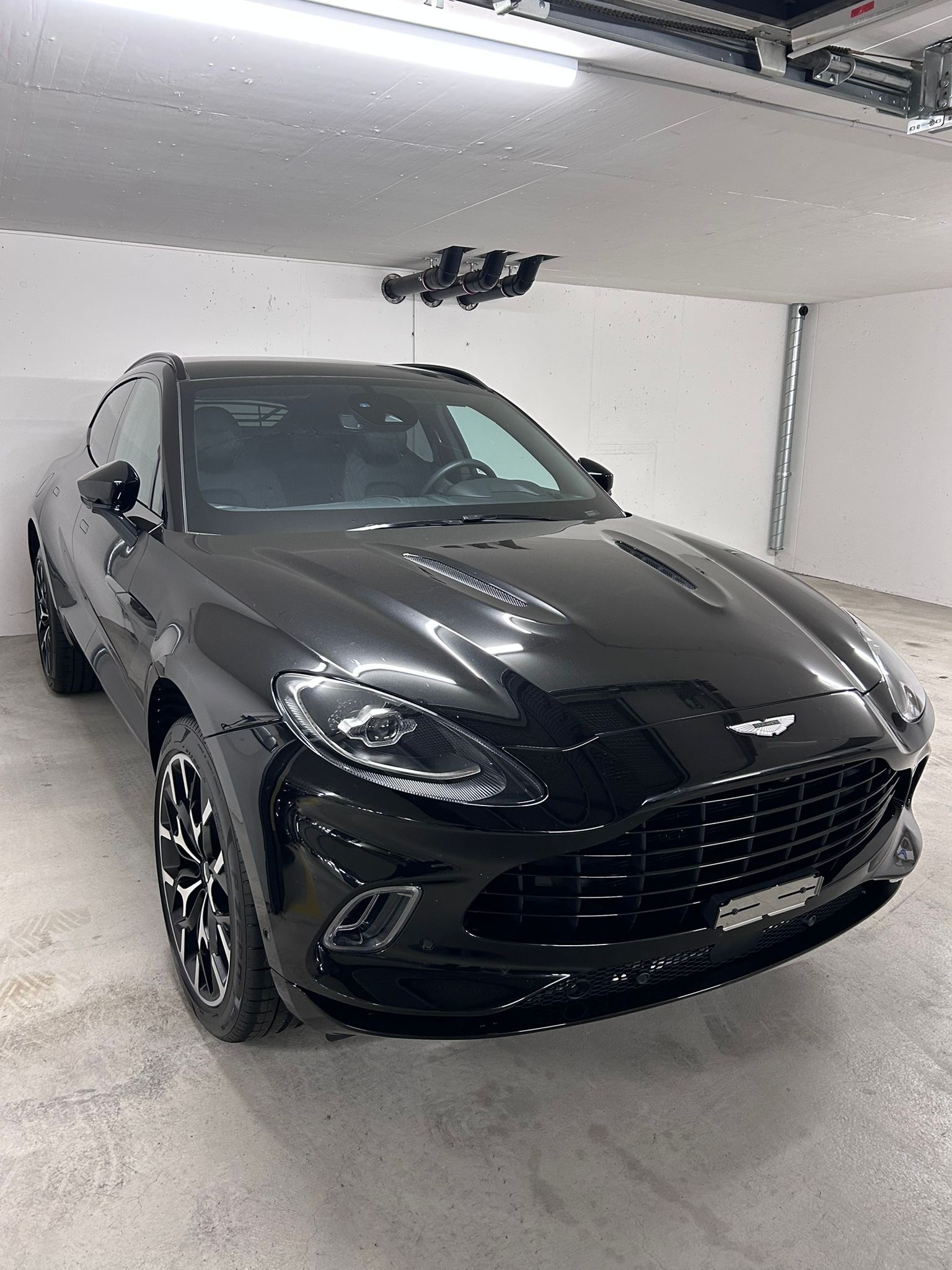 ASTON MARTIN DBX