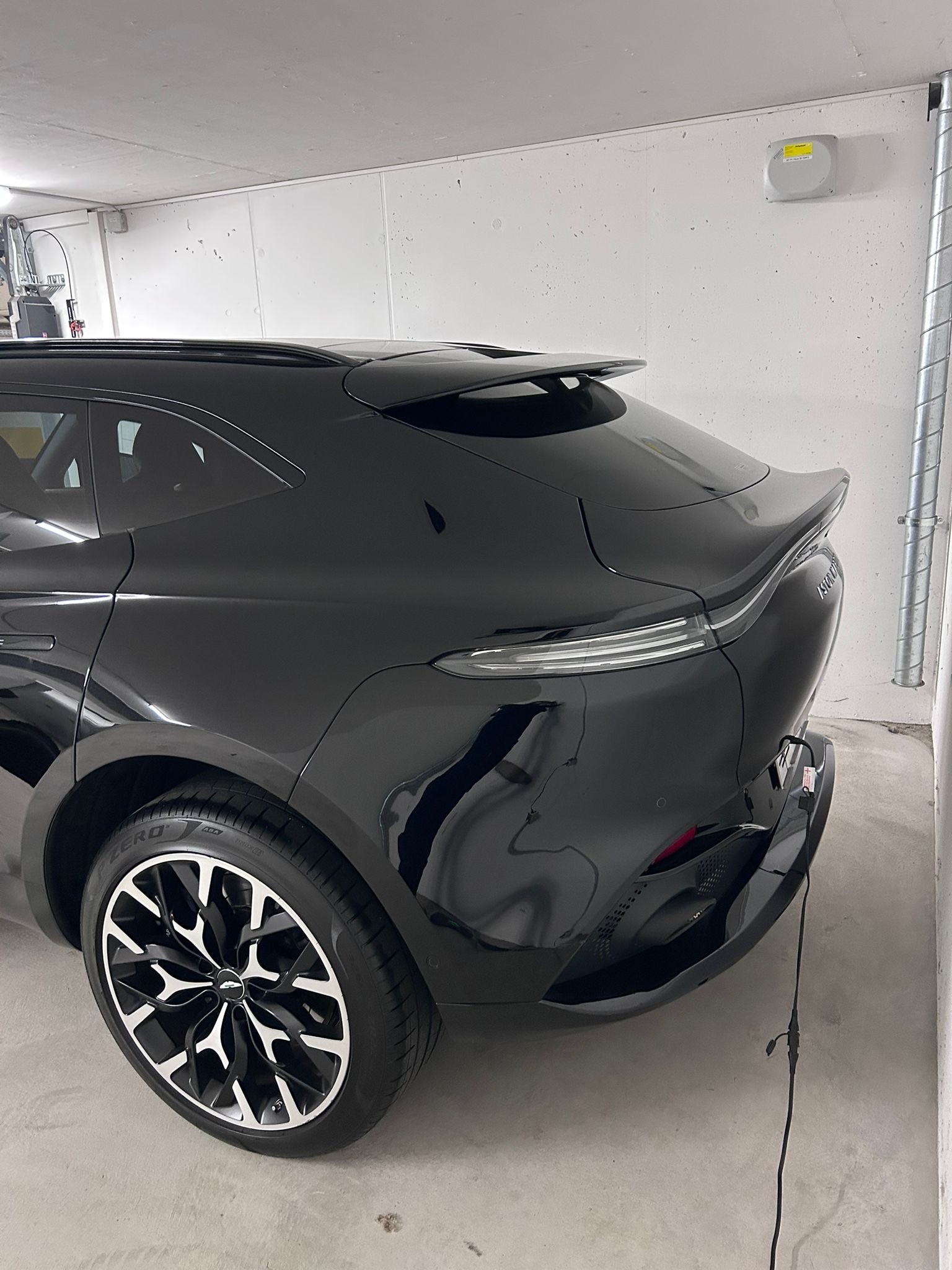ASTON MARTIN DBX-showroom-element-2