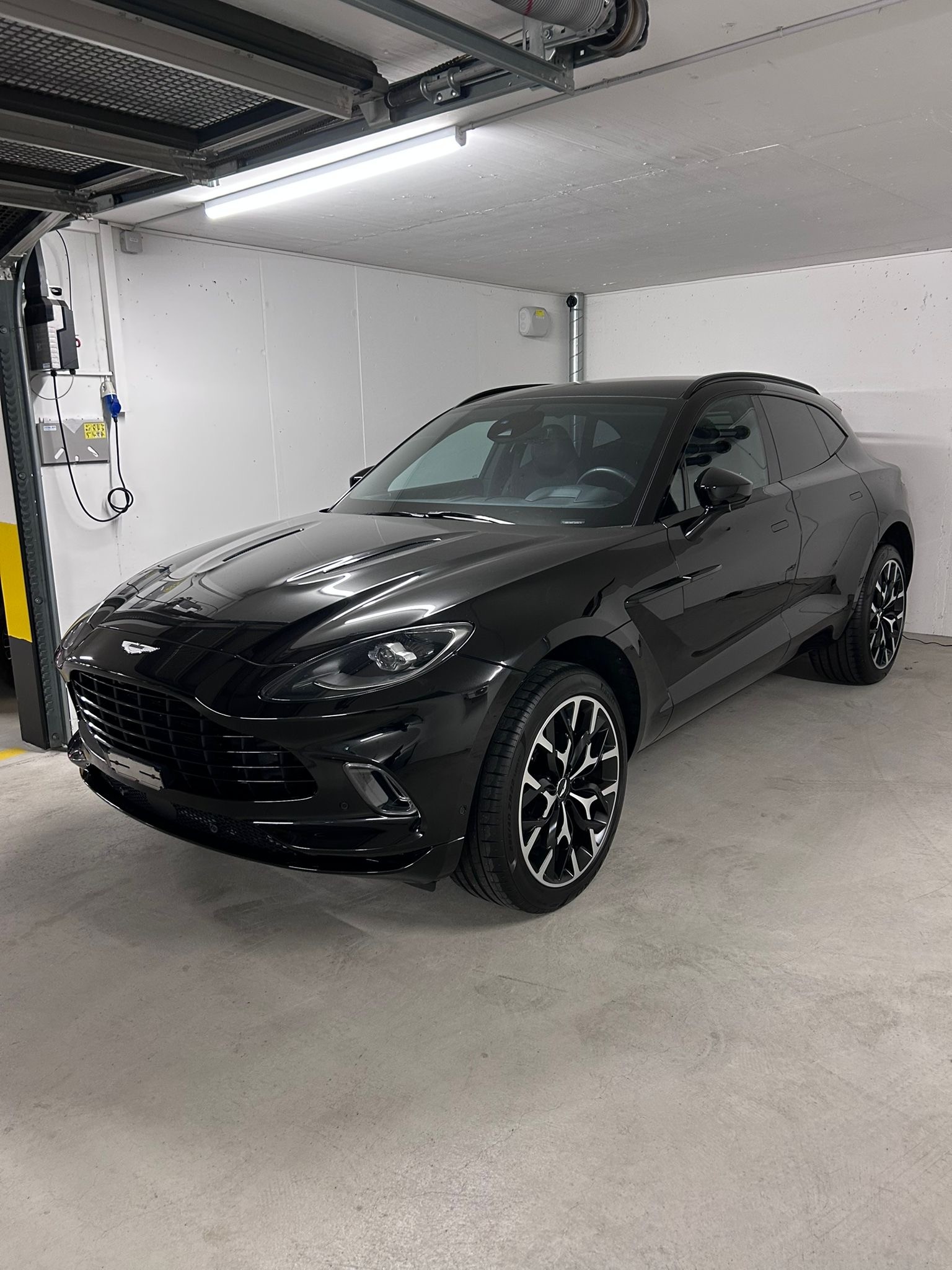 ASTON MARTIN DBX-showroom-element-3