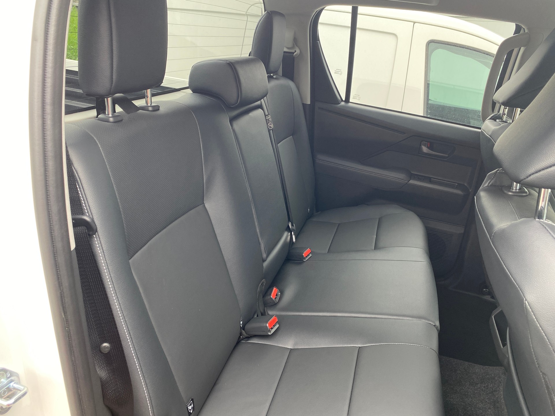 TOYOTA Hilux 2.8d MHEV Style Double Cab 4x4-image-9