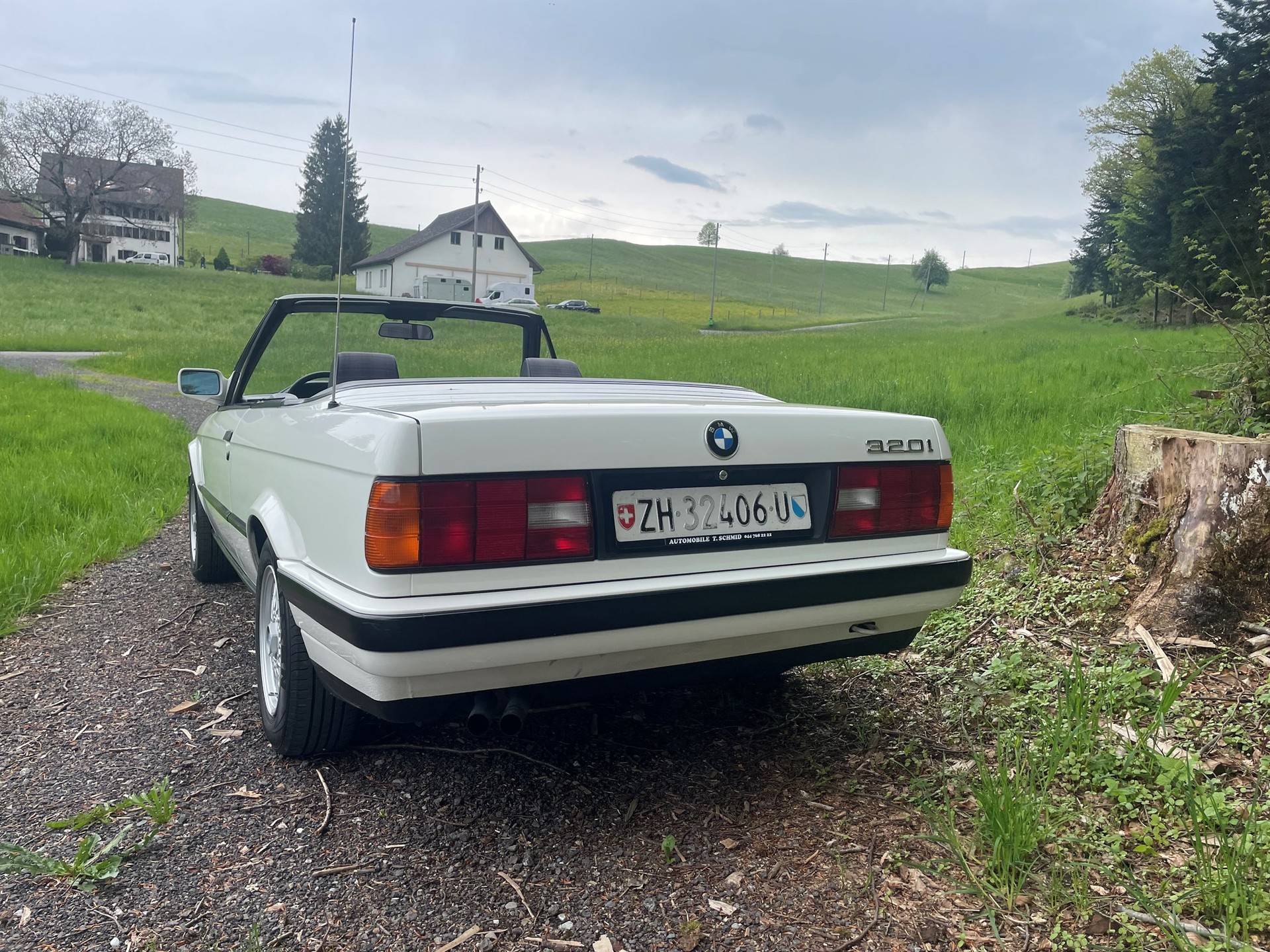 BMW 320i Cabrio-image-1