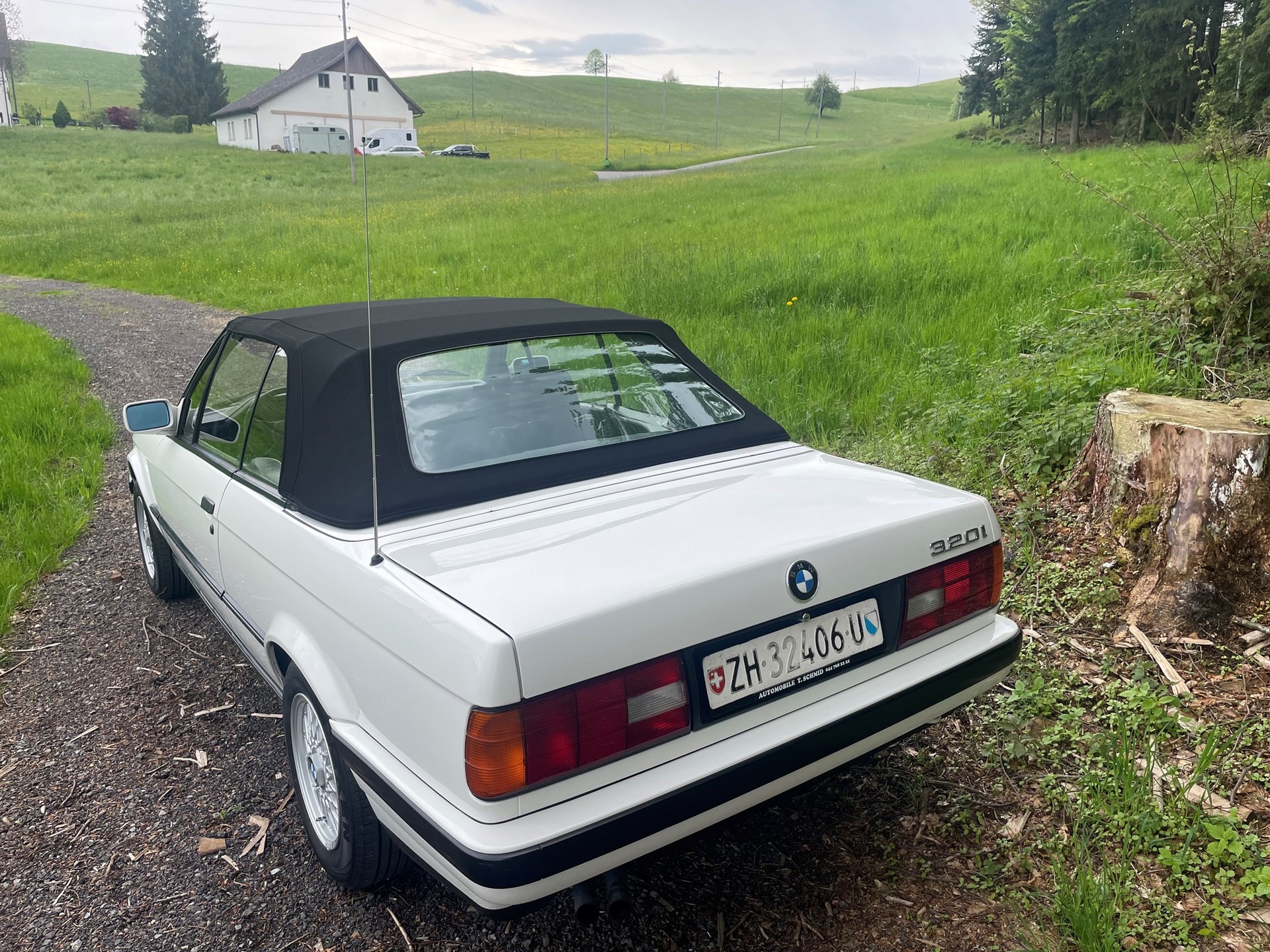 BMW 320i Cabrio-image-3