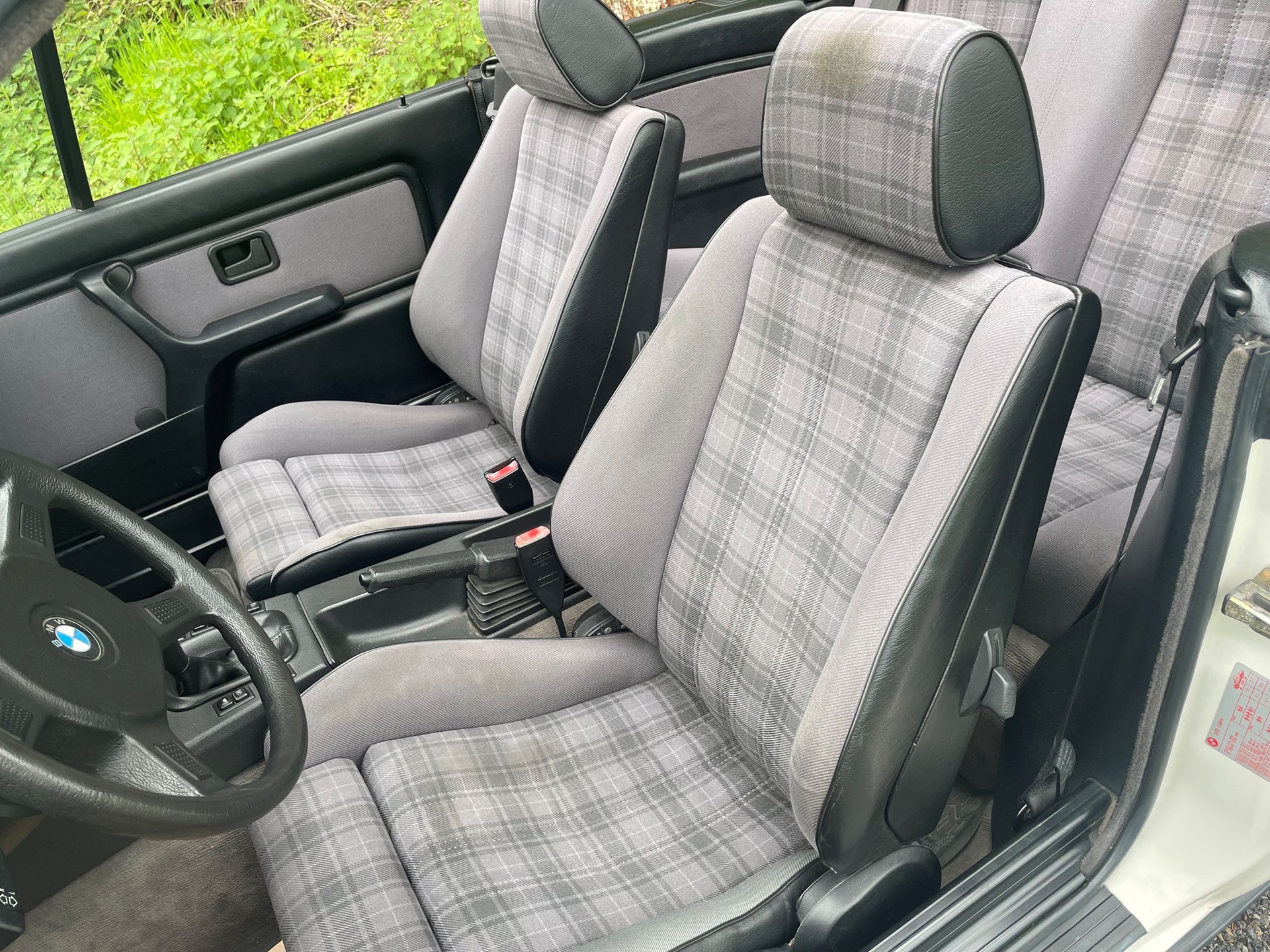 BMW 320i Cabrio-image-4