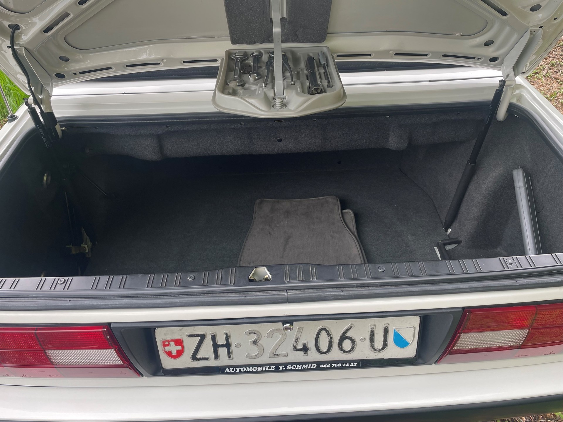 BMW 320i Cabrio-image-8