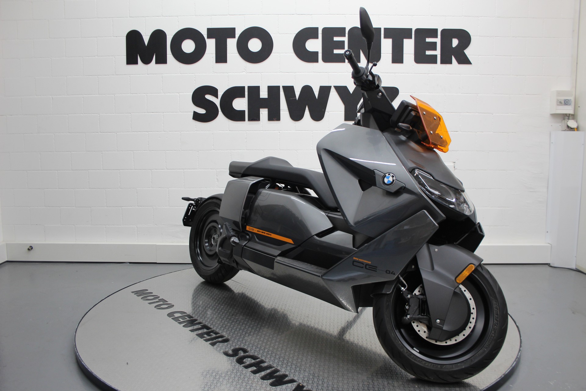 BMW CE 04-showroom-element-1