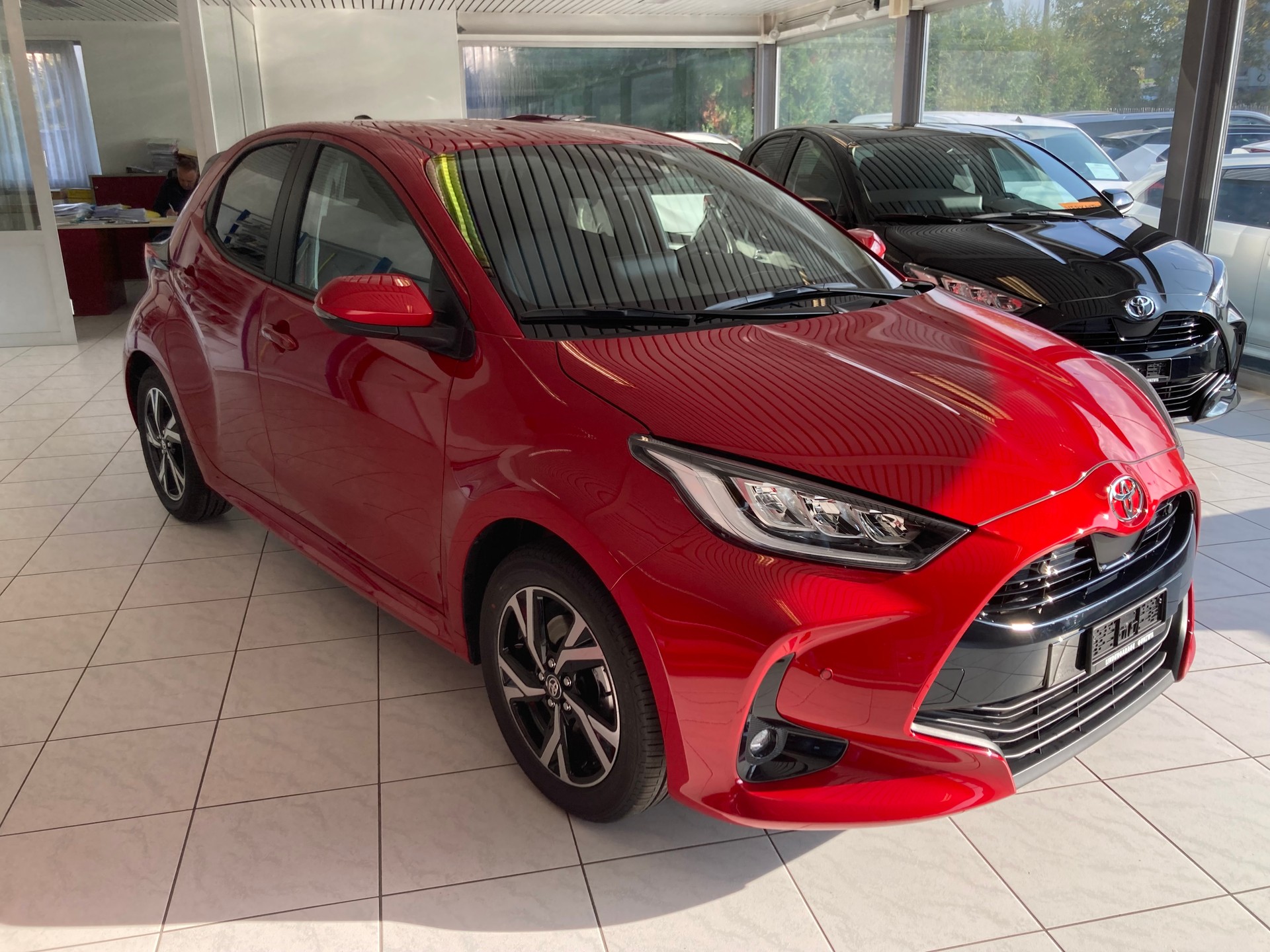 TOYOTA Yaris 1.5 Trend Plus e-CVT-image-2
