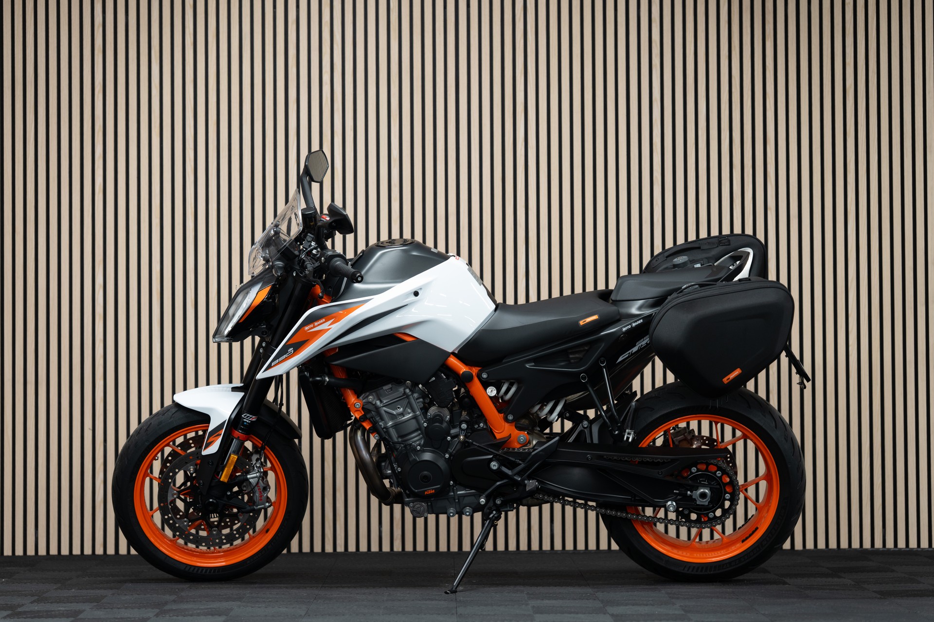 KTM 890 Duke R-image-1