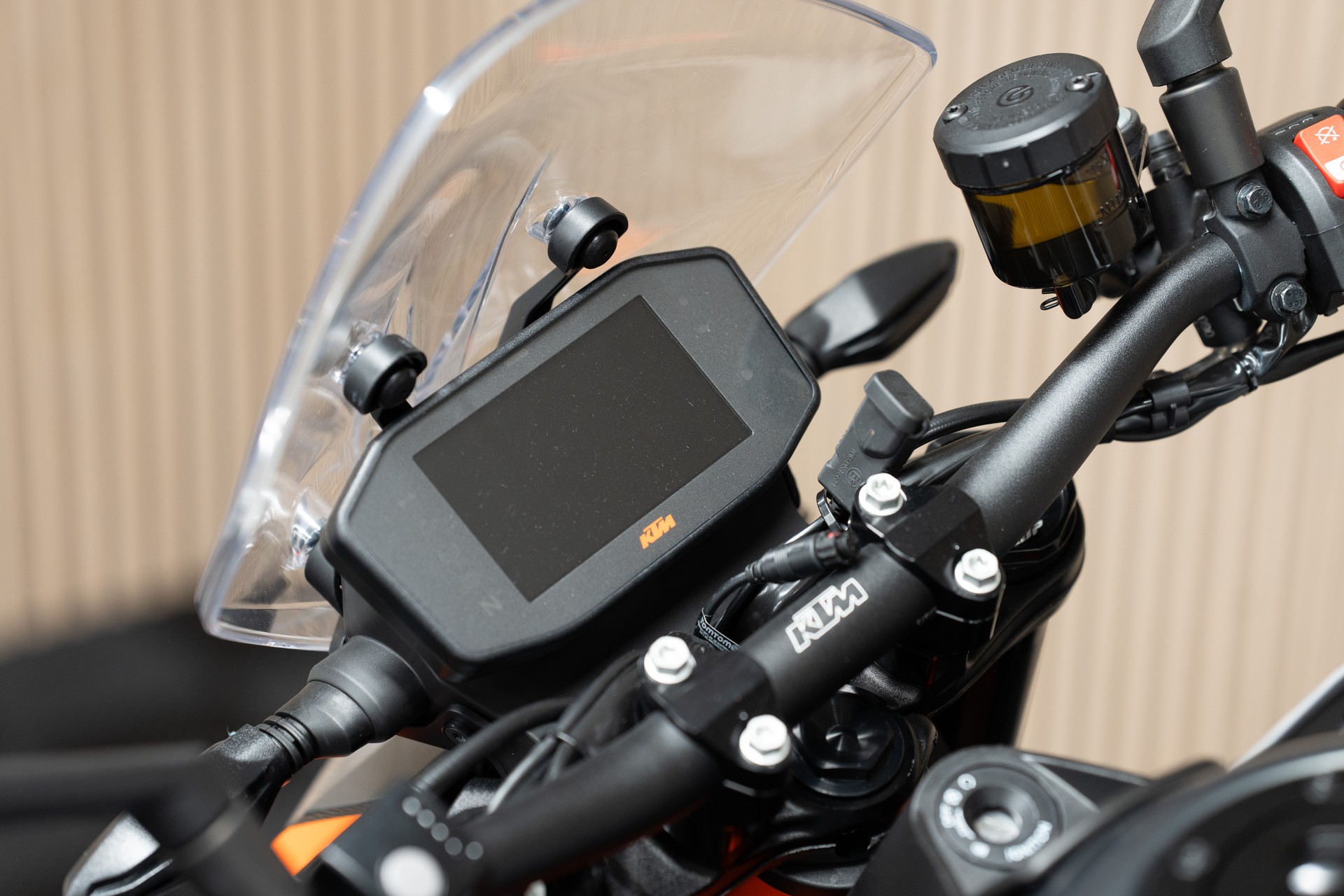 KTM 890 Duke R-image-2