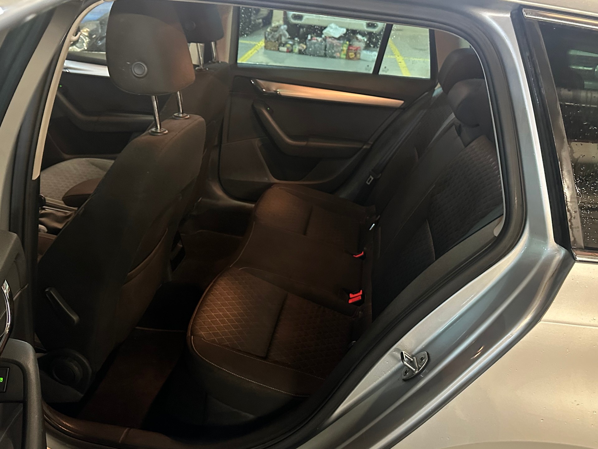 SKODA Octavia Combi 2.0 TDI Ambition 4x4 DSG-image-12