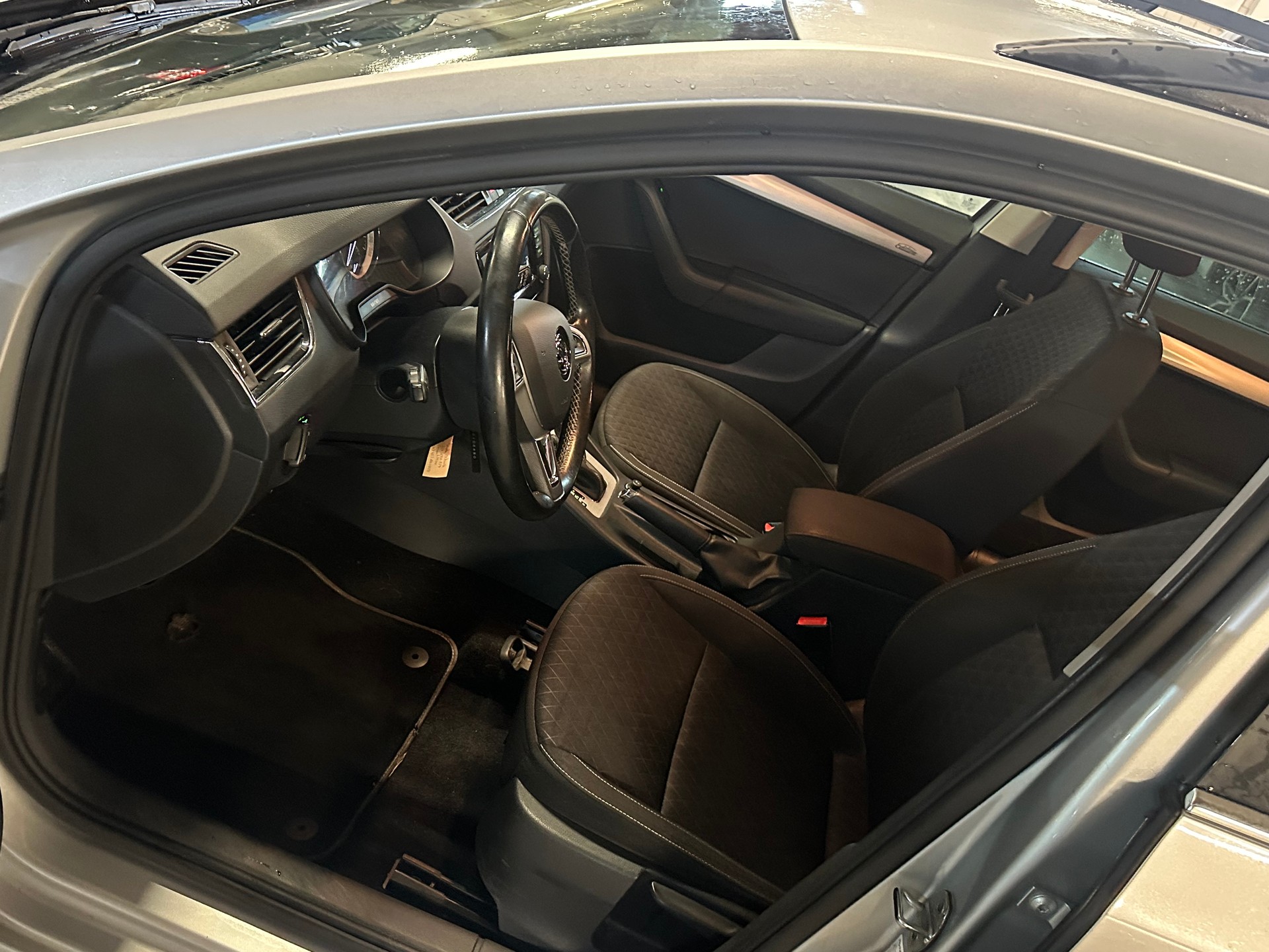 SKODA Octavia Combi 2.0 TDI Ambition 4x4 DSG-image-10