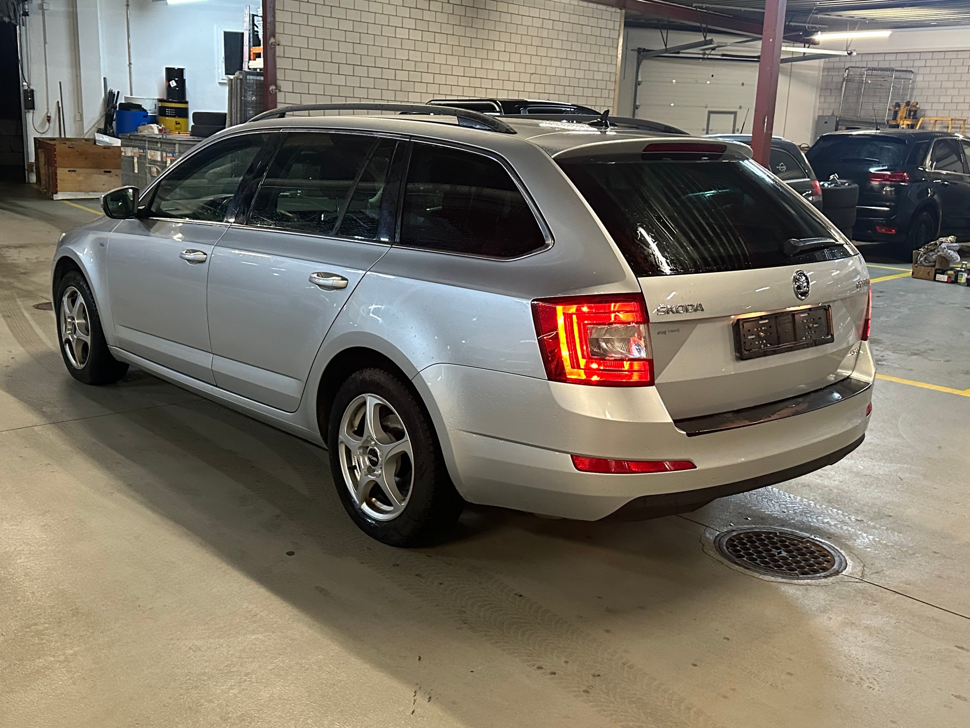 SKODA Octavia Combi 2.0 TDI Ambition 4x4 DSG-showroom-element-2