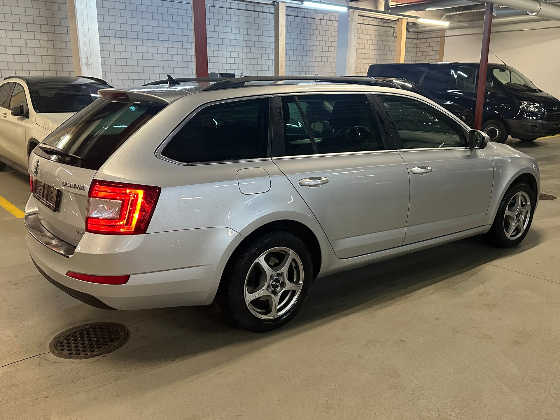 SKODA Octavia Combi 2.0 TDI Ambition 4x4 DSG-image-5