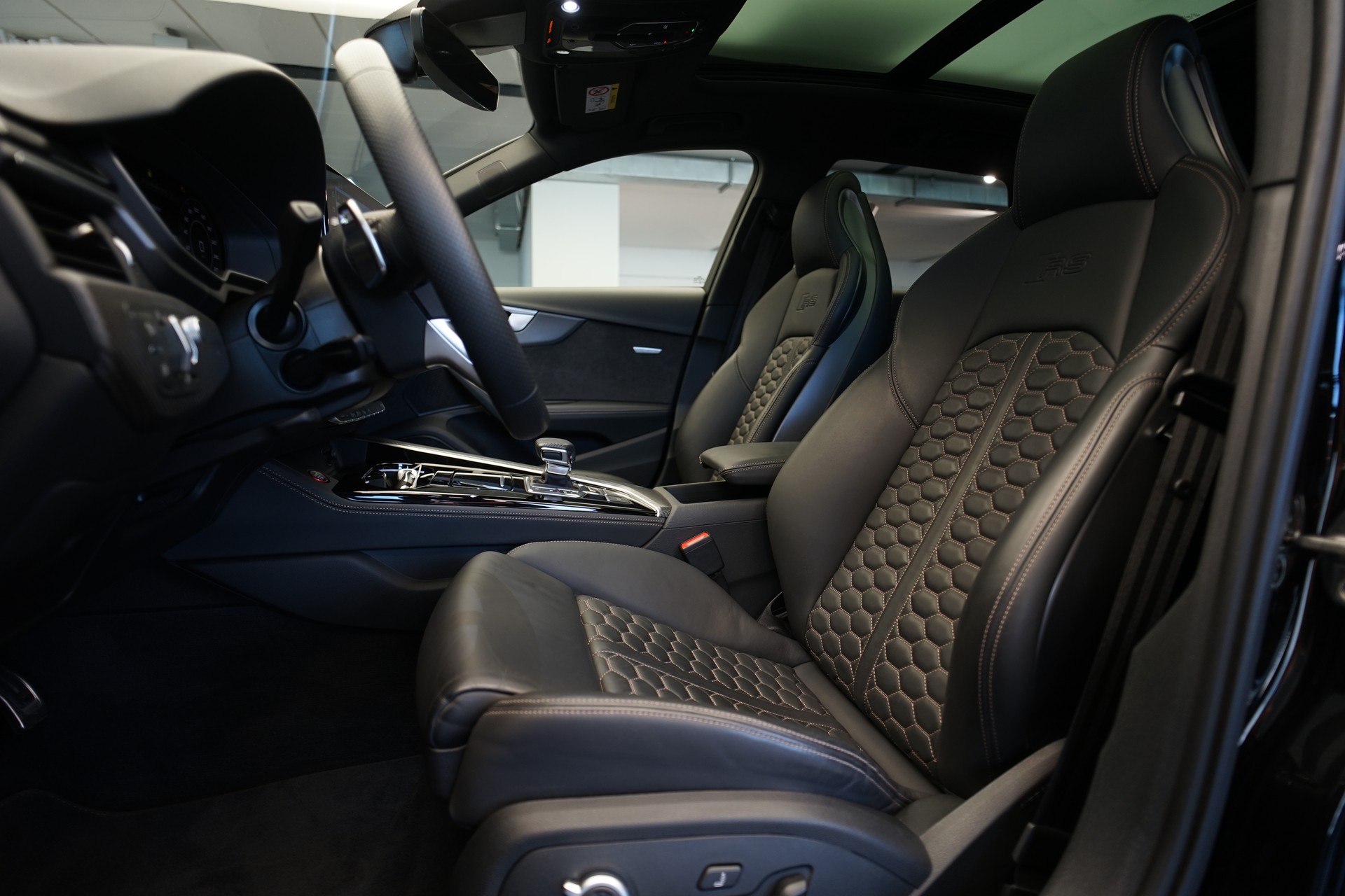 AUDI RS4 Avant quattro tiptronic *Audi exclusive* *Voll-Carbon*-image-17