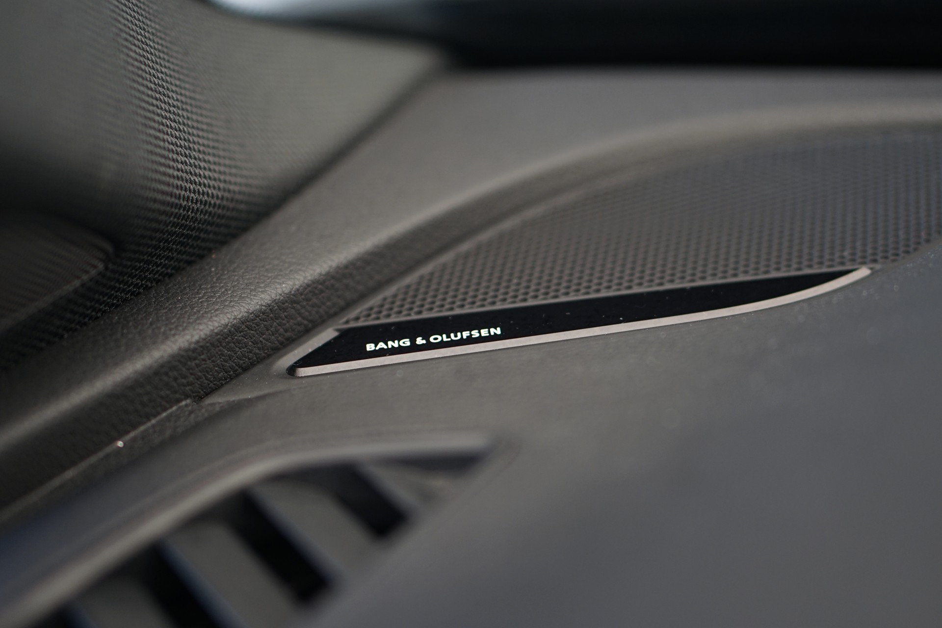 AUDI RS4 Avant quattro tiptronic *Audi exclusive* *Voll-Carbon*-image-38