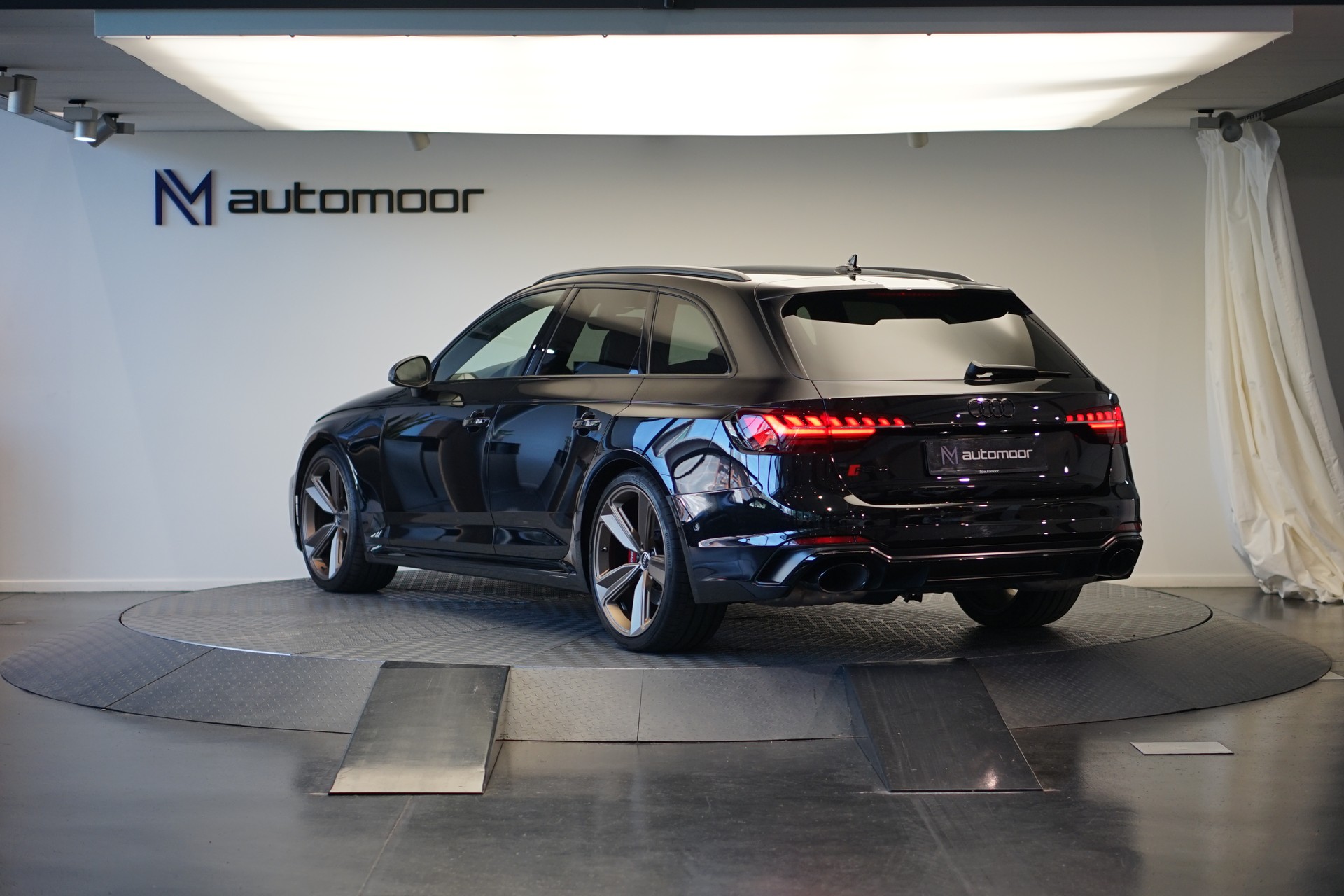 AUDI RS4 Avant quattro tiptronic *Audi exclusive* *Voll-Carbon*-image-6