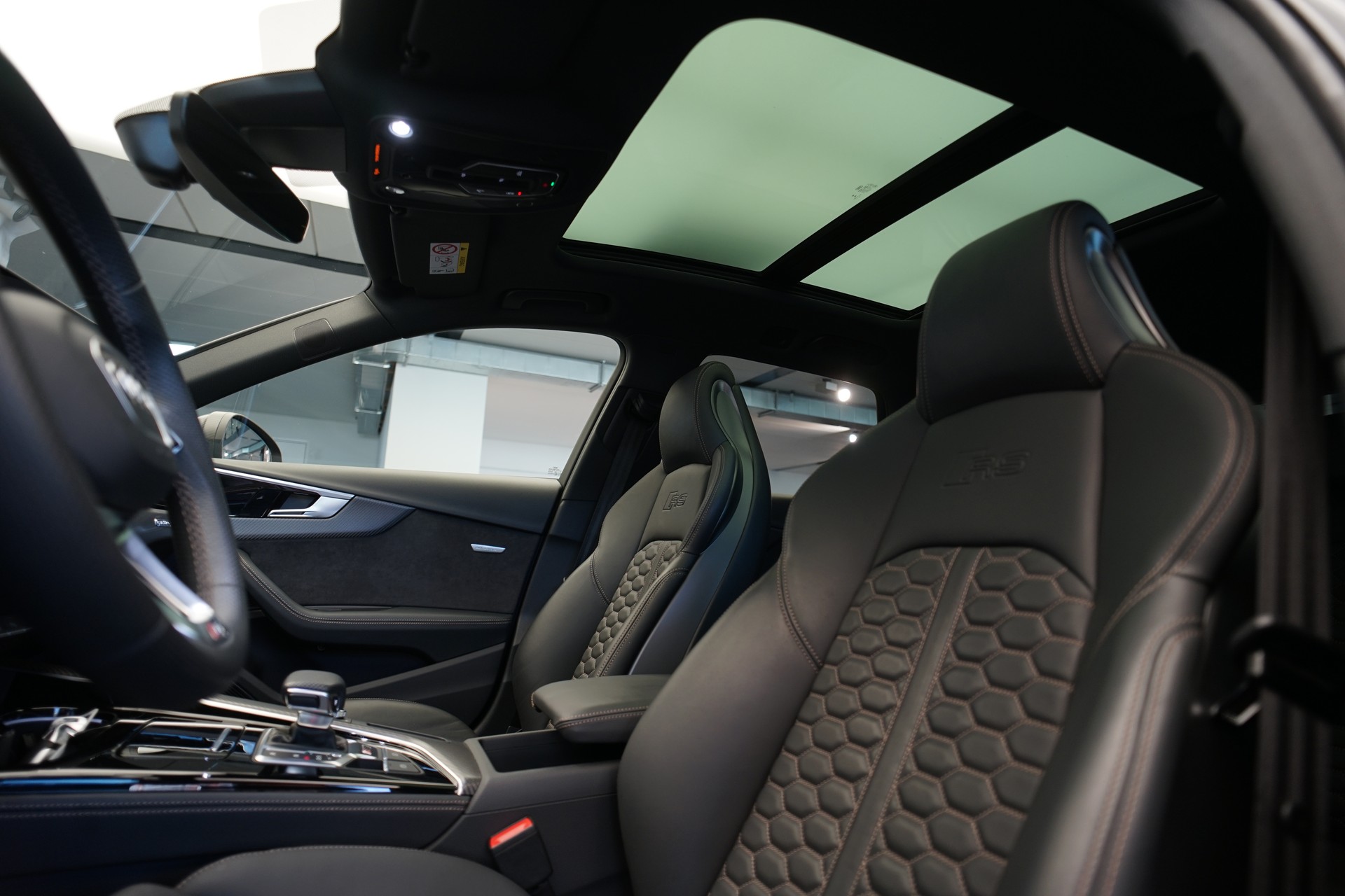 AUDI RS4 Avant quattro tiptronic *Audi exclusive* *Voll-Carbon*-image-18