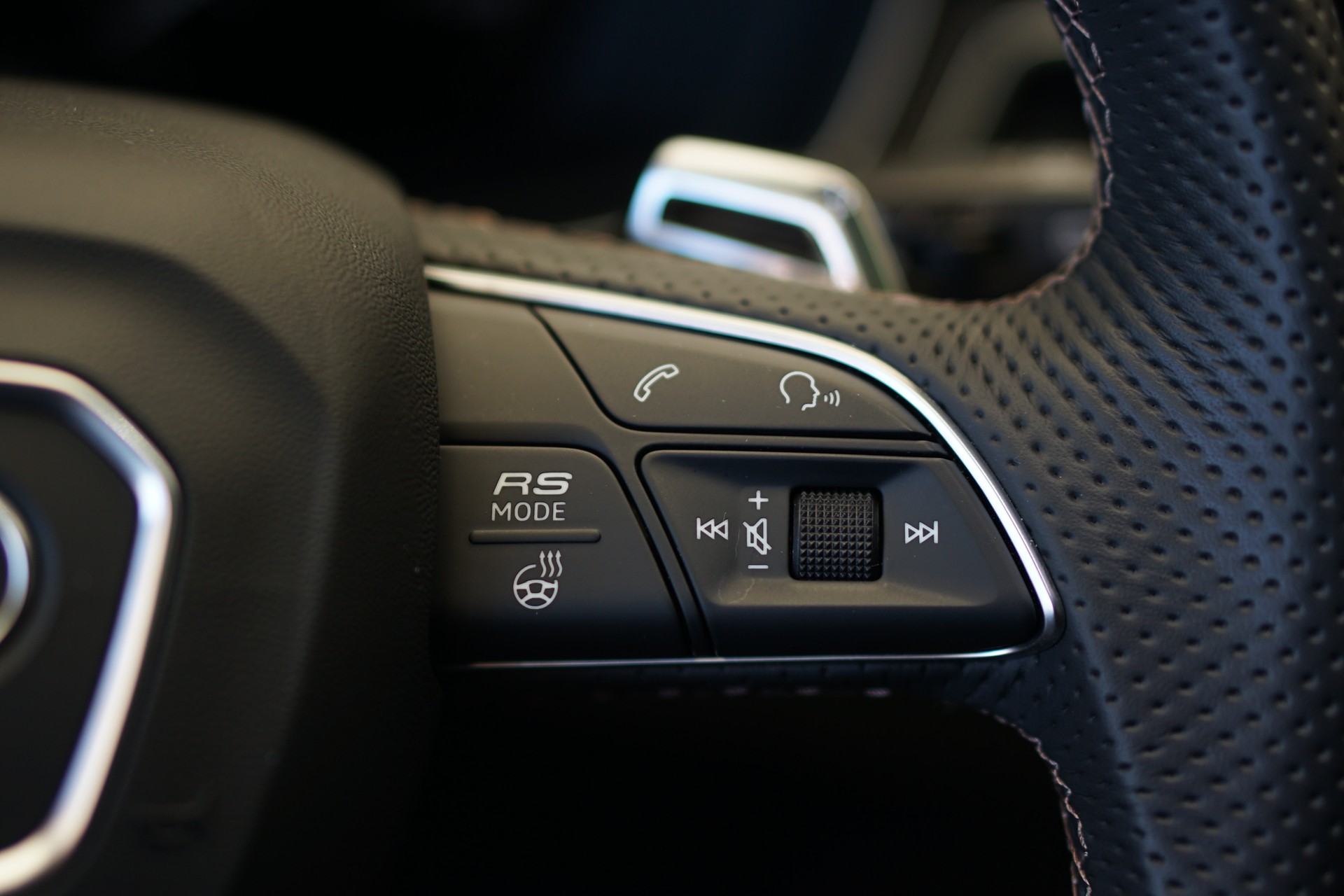 AUDI RS4 Avant quattro tiptronic *Audi exclusive* *Voll-Carbon*-image-43