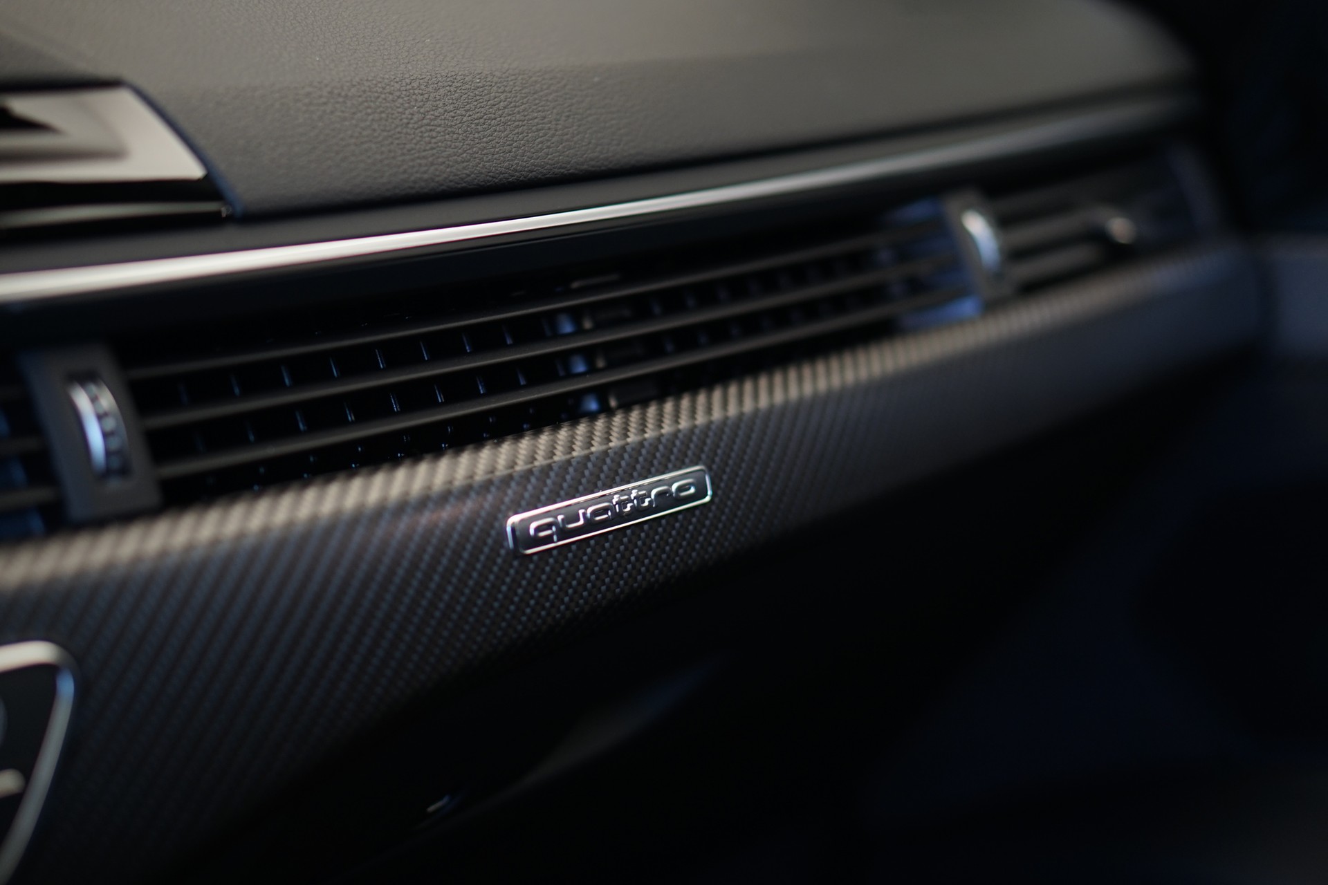 AUDI RS4 Avant quattro tiptronic *Audi exclusive* *Voll-Carbon*-image-40