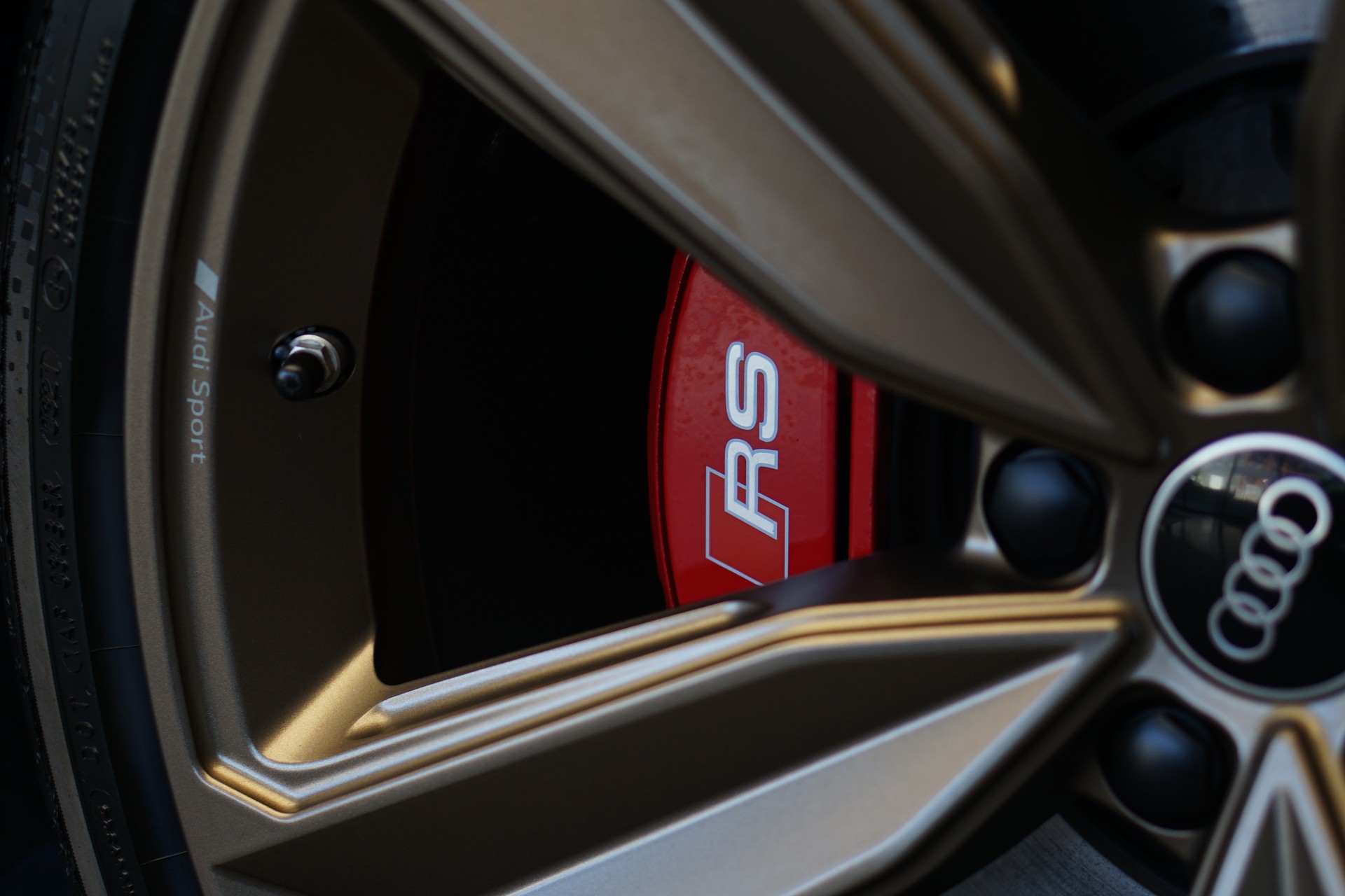 AUDI RS4 Avant quattro tiptronic *Audi exclusive* *Voll-Carbon*-image-49