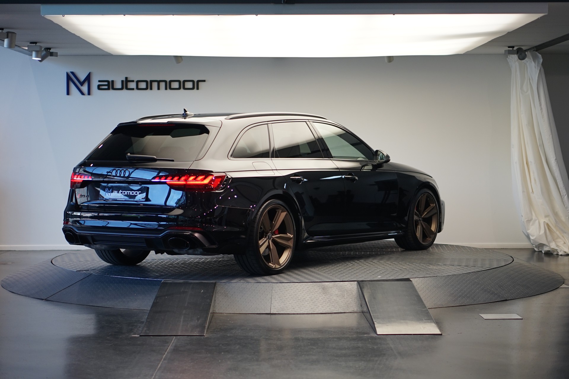 AUDI RS4 Avant quattro tiptronic *Audi exclusive* *Voll-Carbon*-image-4