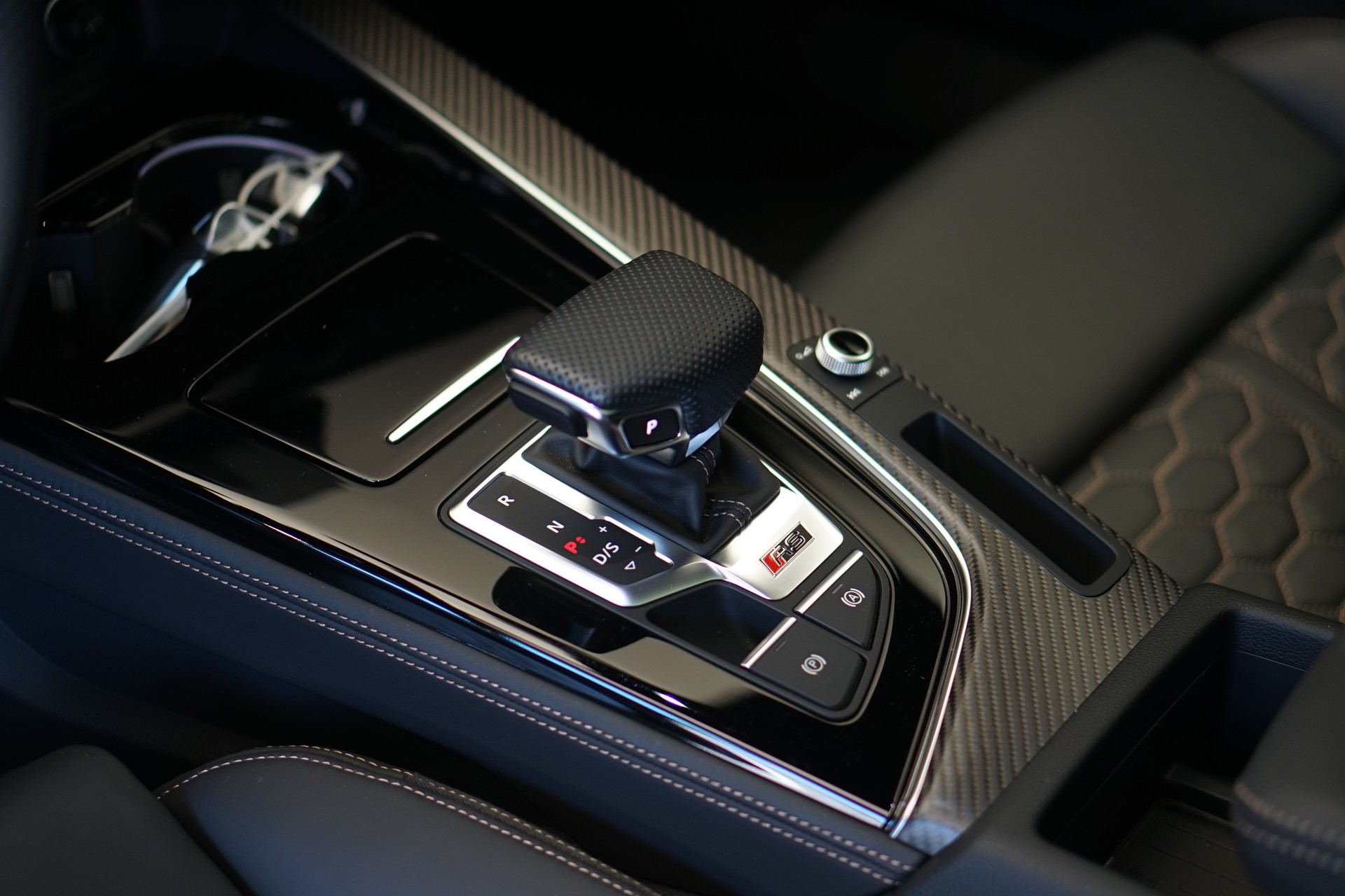 AUDI RS4 Avant quattro tiptronic *Audi exclusive* *Voll-Carbon*-image-37