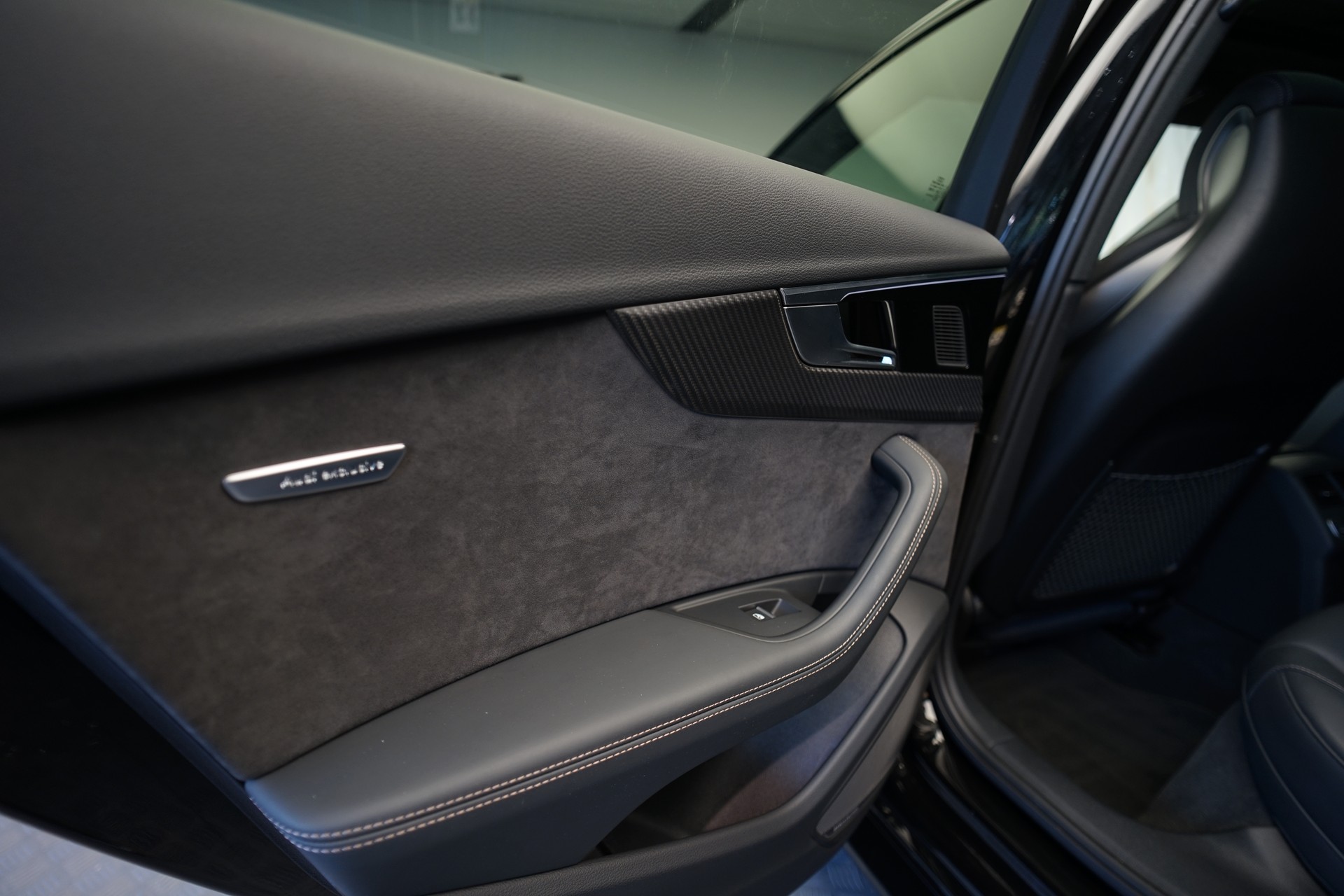 AUDI RS4 Avant quattro tiptronic *Audi exclusive* *Voll-Carbon*-image-19