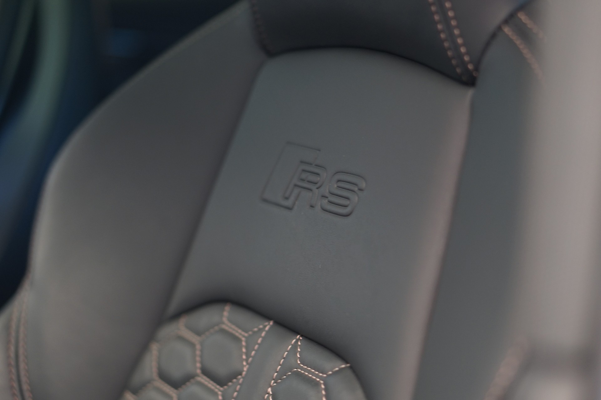 AUDI RS4 Avant quattro tiptronic *Audi exclusive* *Voll-Carbon*-image-36