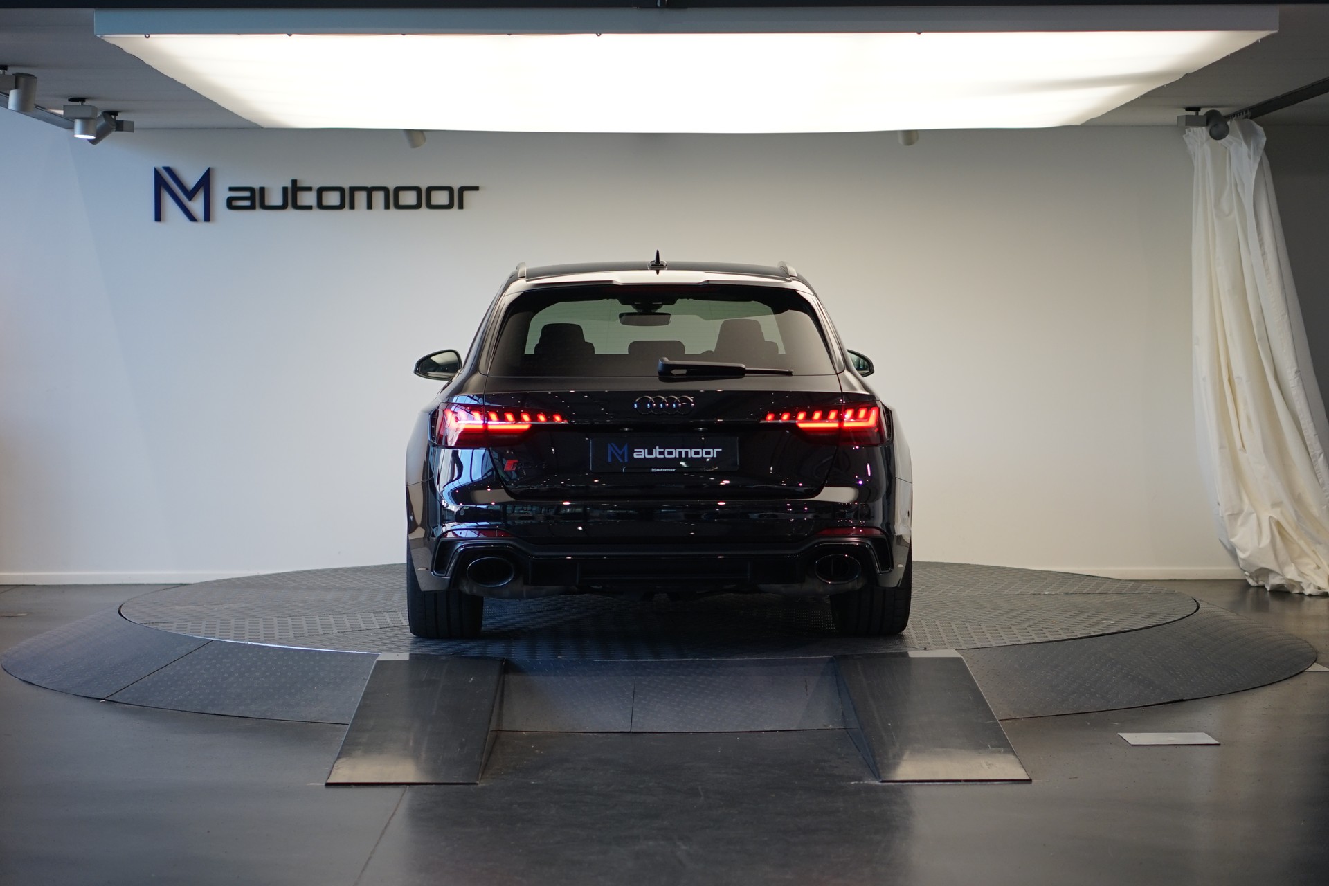 AUDI RS4 Avant quattro tiptronic *Audi exclusive* *Voll-Carbon*-image-5