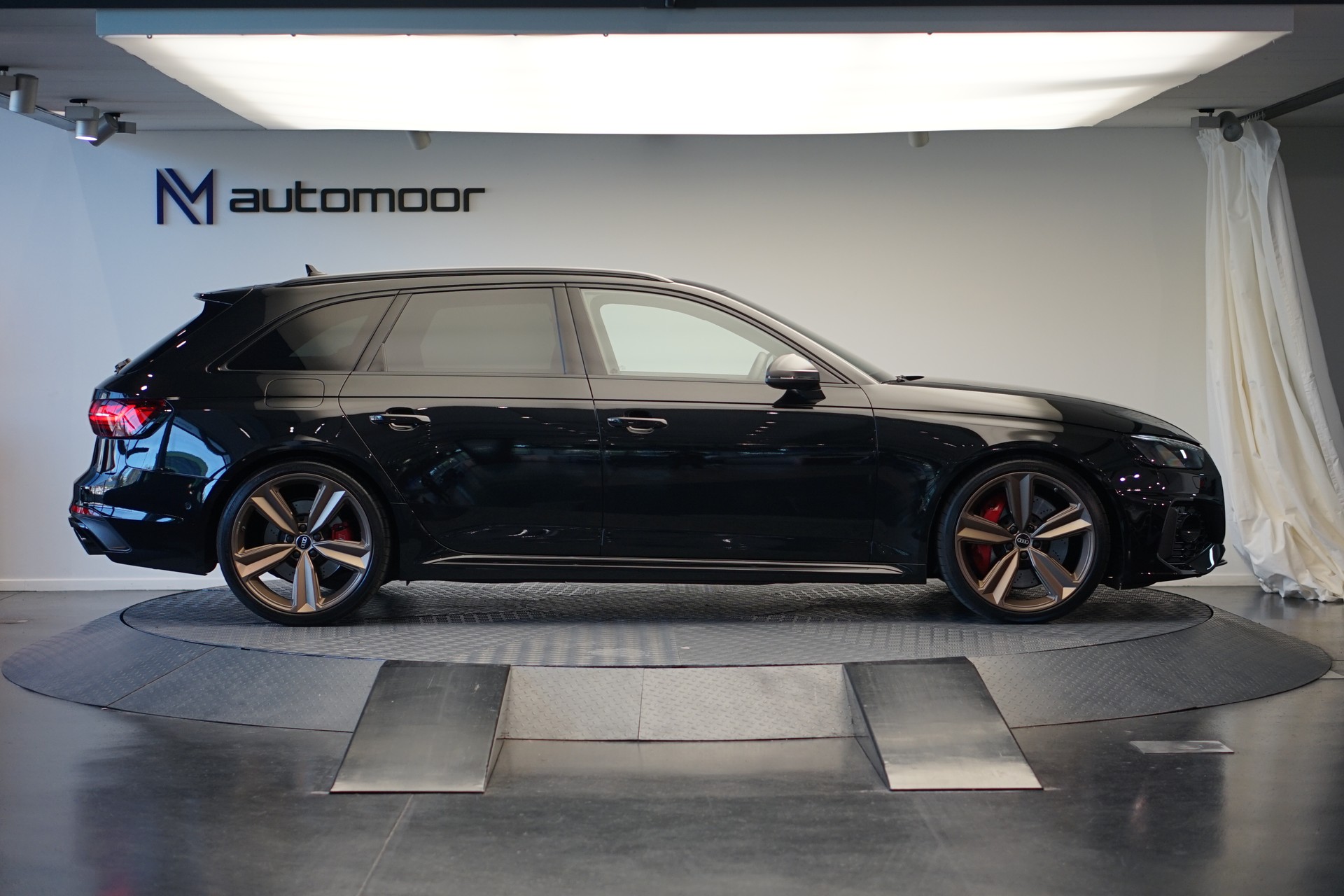 AUDI RS4 Avant quattro tiptronic *Audi exclusive* *Voll-Carbon*-showroom-element-3