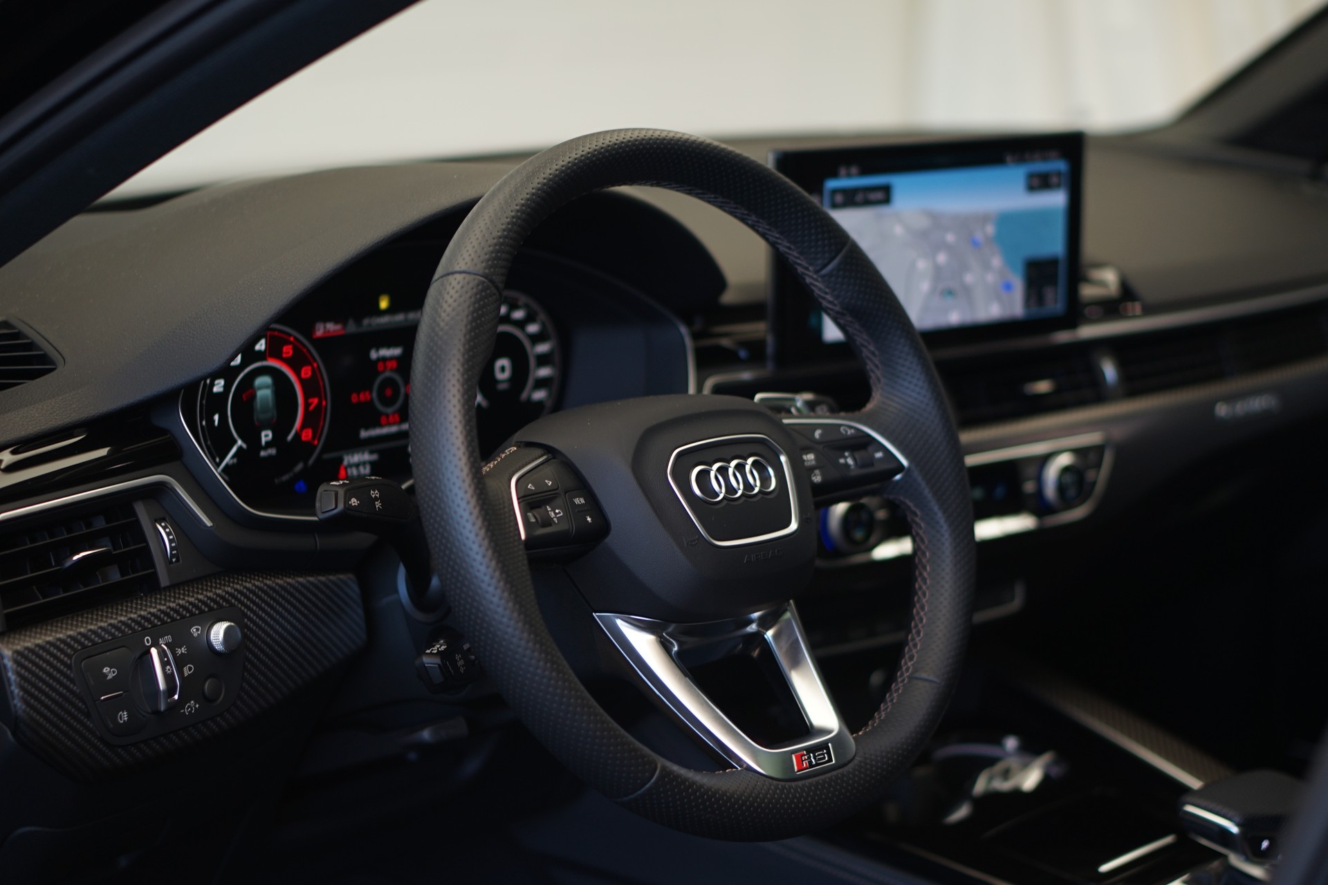 AUDI RS4 Avant quattro tiptronic *Audi exclusive* *Voll-Carbon*-image-35