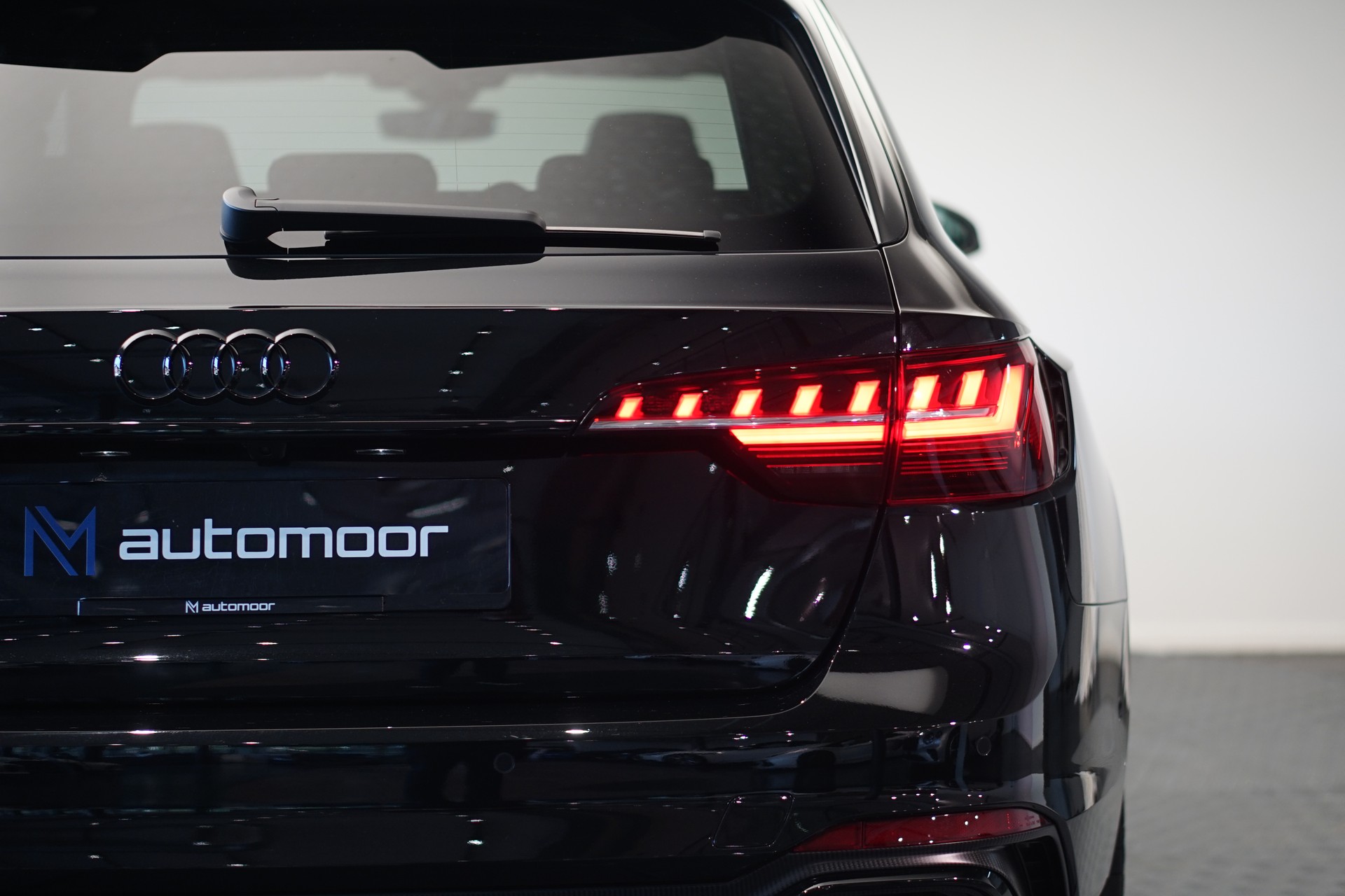 AUDI RS4 Avant quattro tiptronic *Audi exclusive* *Voll-Carbon*-image-10