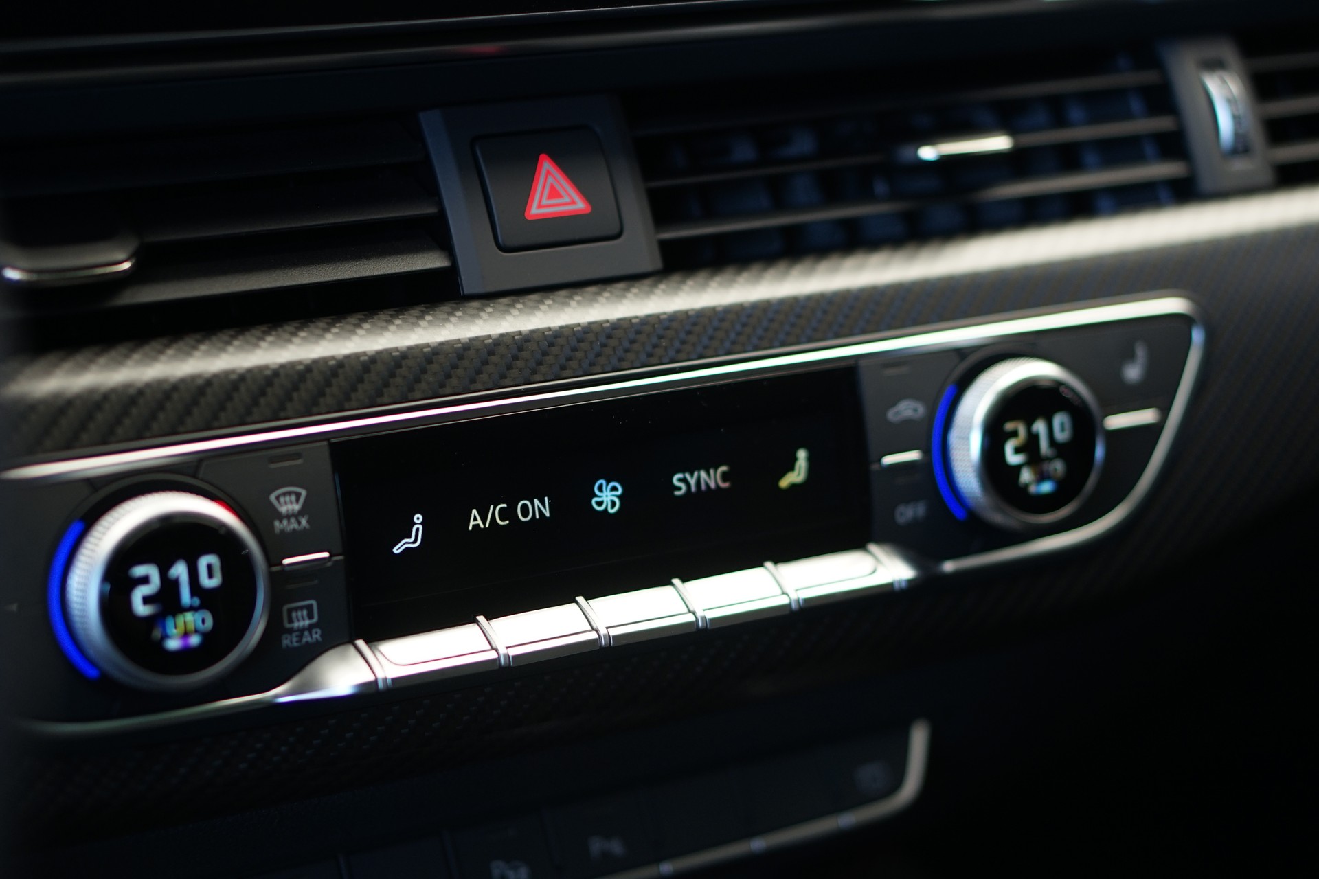 AUDI RS4 Avant quattro tiptronic *Audi exclusive* *Voll-Carbon*-image-41
