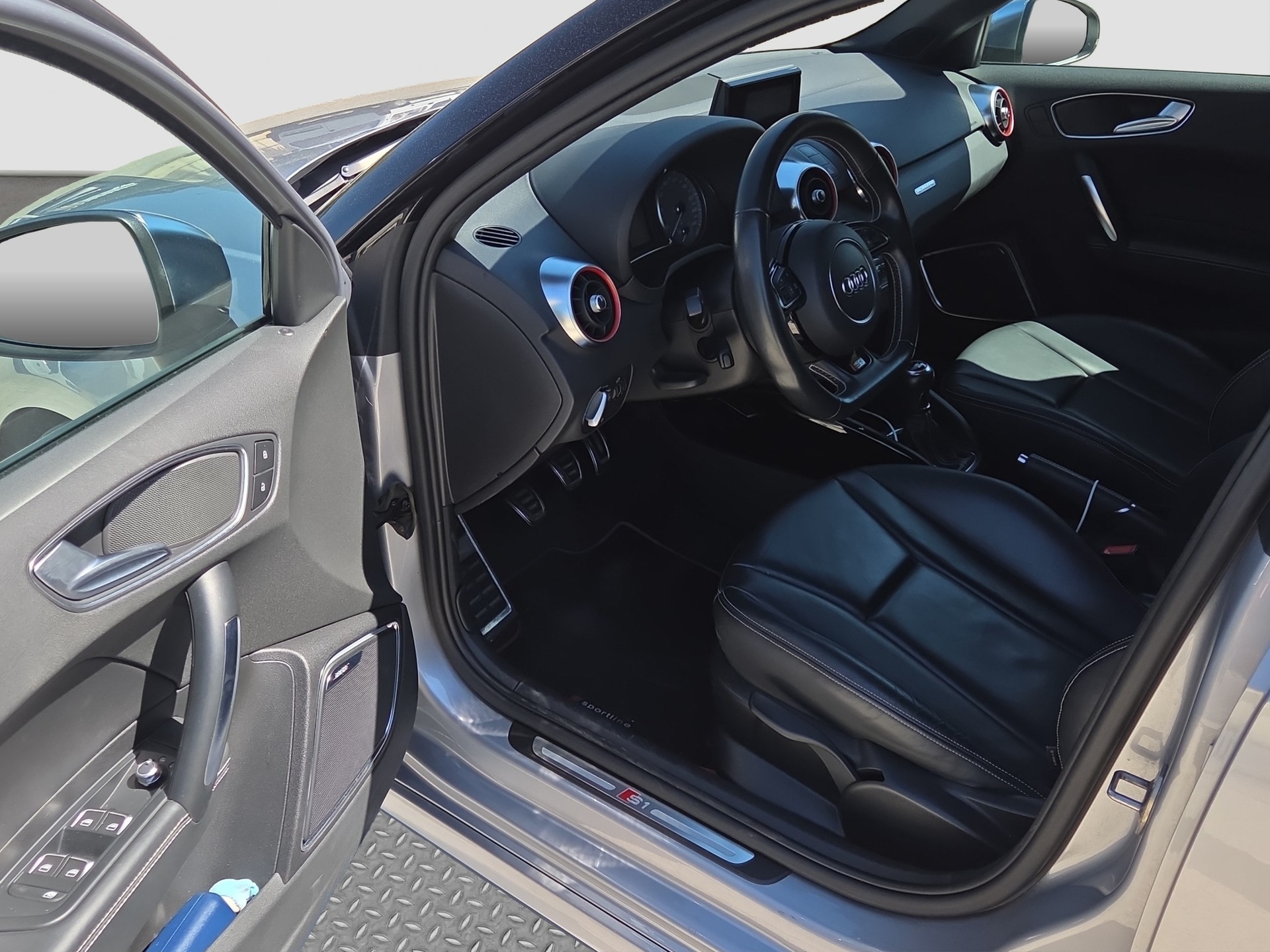 AUDI S1 Sportback 2.0 TFSI quattro-image-11