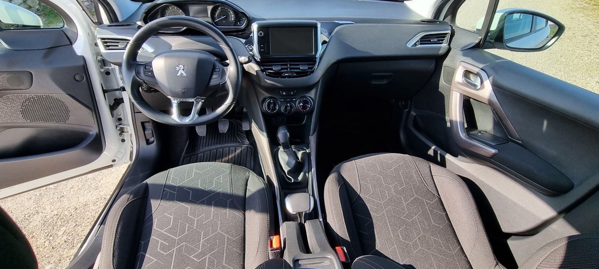 PEUGEOT 2008 1.2 PureTech Active-image-6