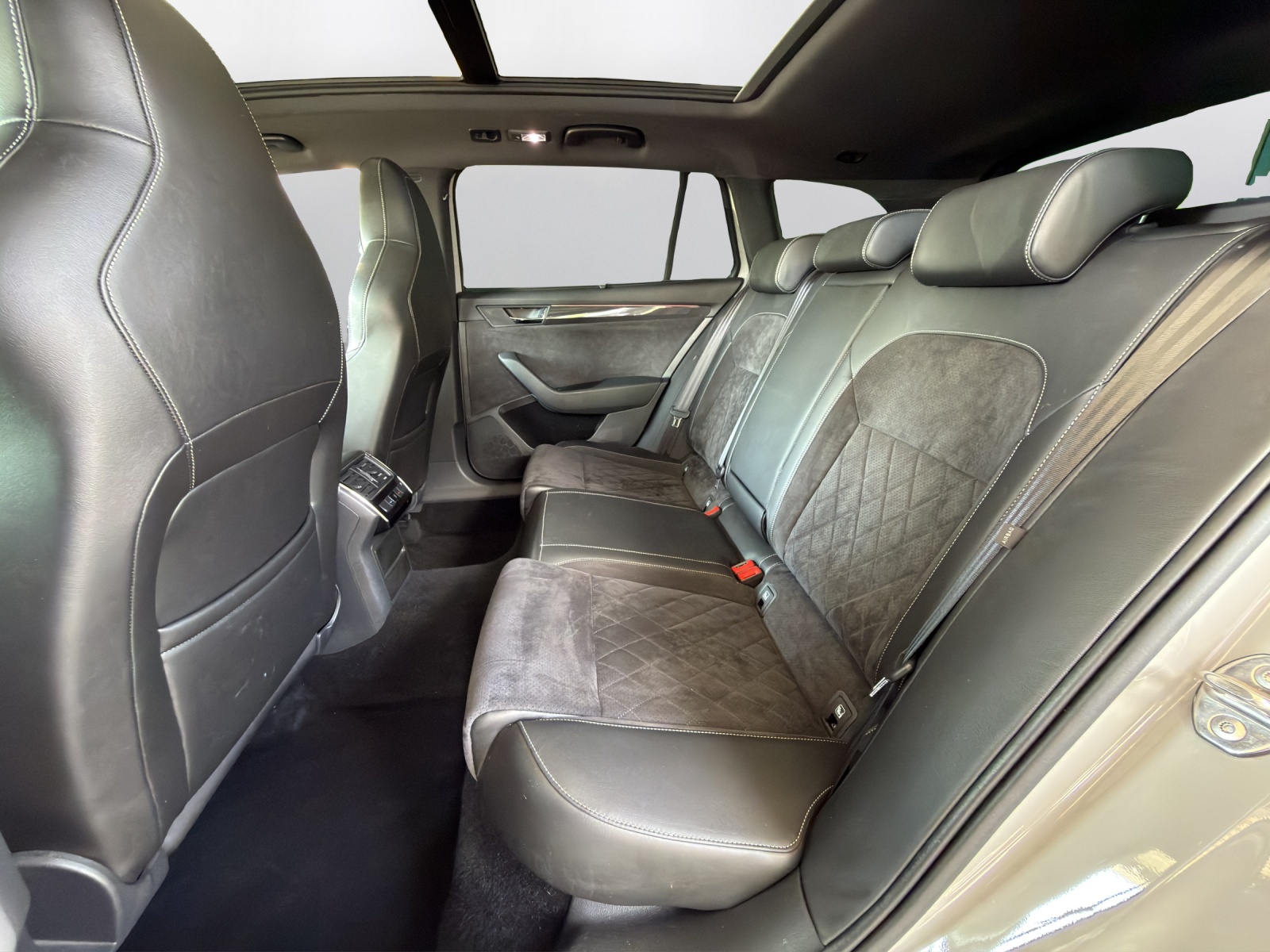 SKODA Superb Combi 2.0 TSI SportLine+ DSG 4x4-image-10