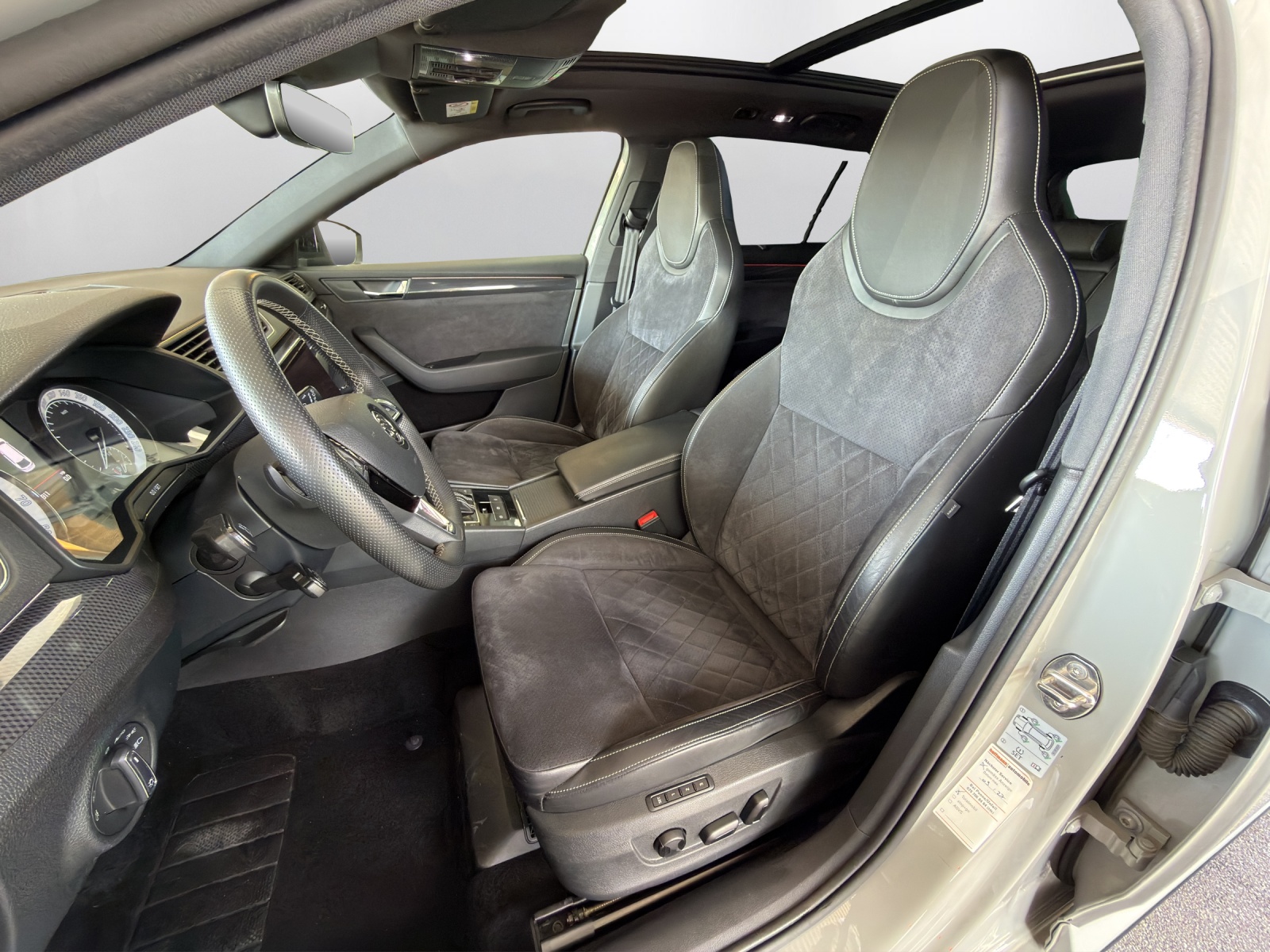 SKODA Superb Combi 2.0 TSI SportLine+ DSG 4x4-image-9