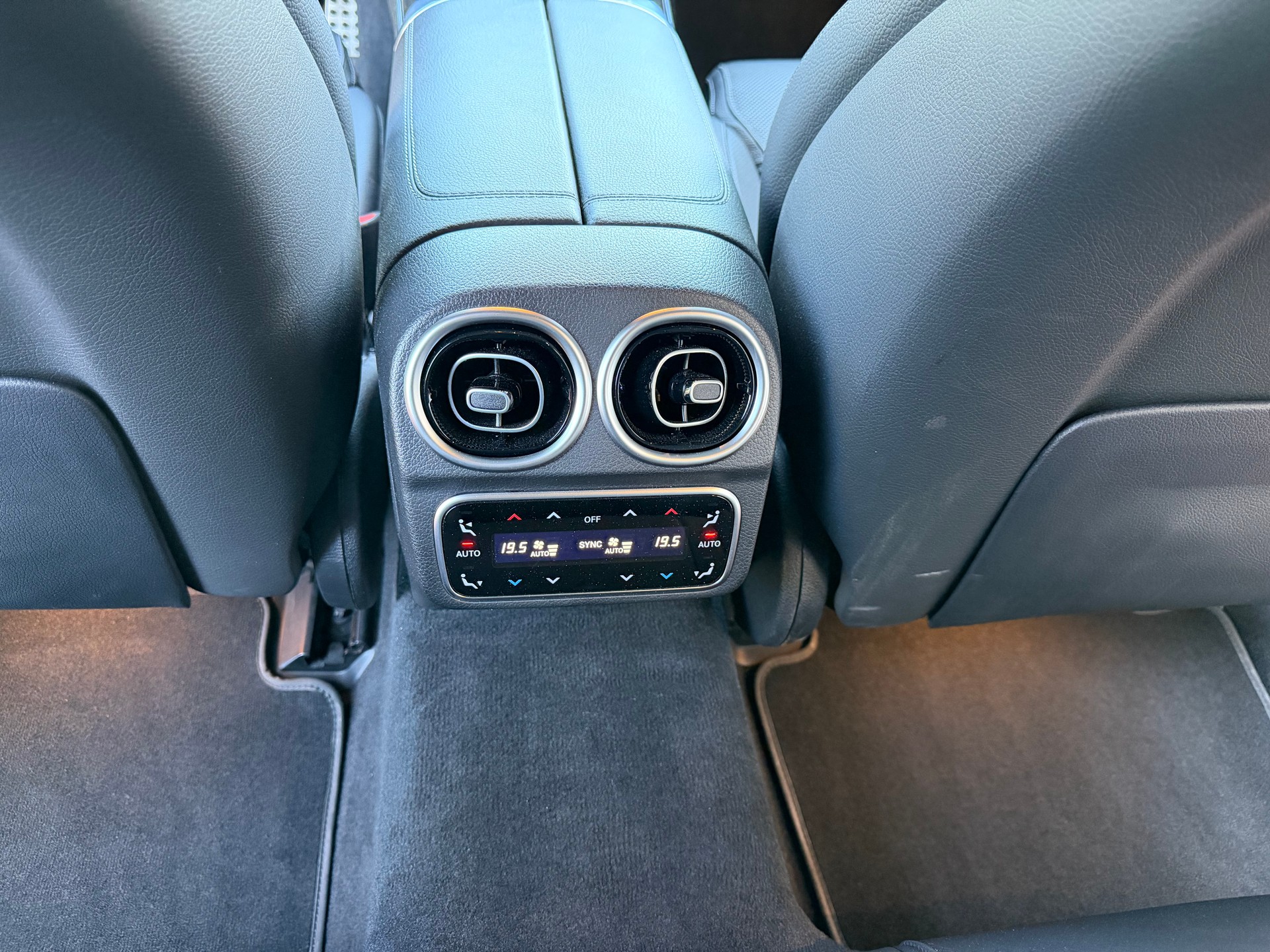 MERCEDES-BENZ C 220 d T 4Matic AMG Line-image-13