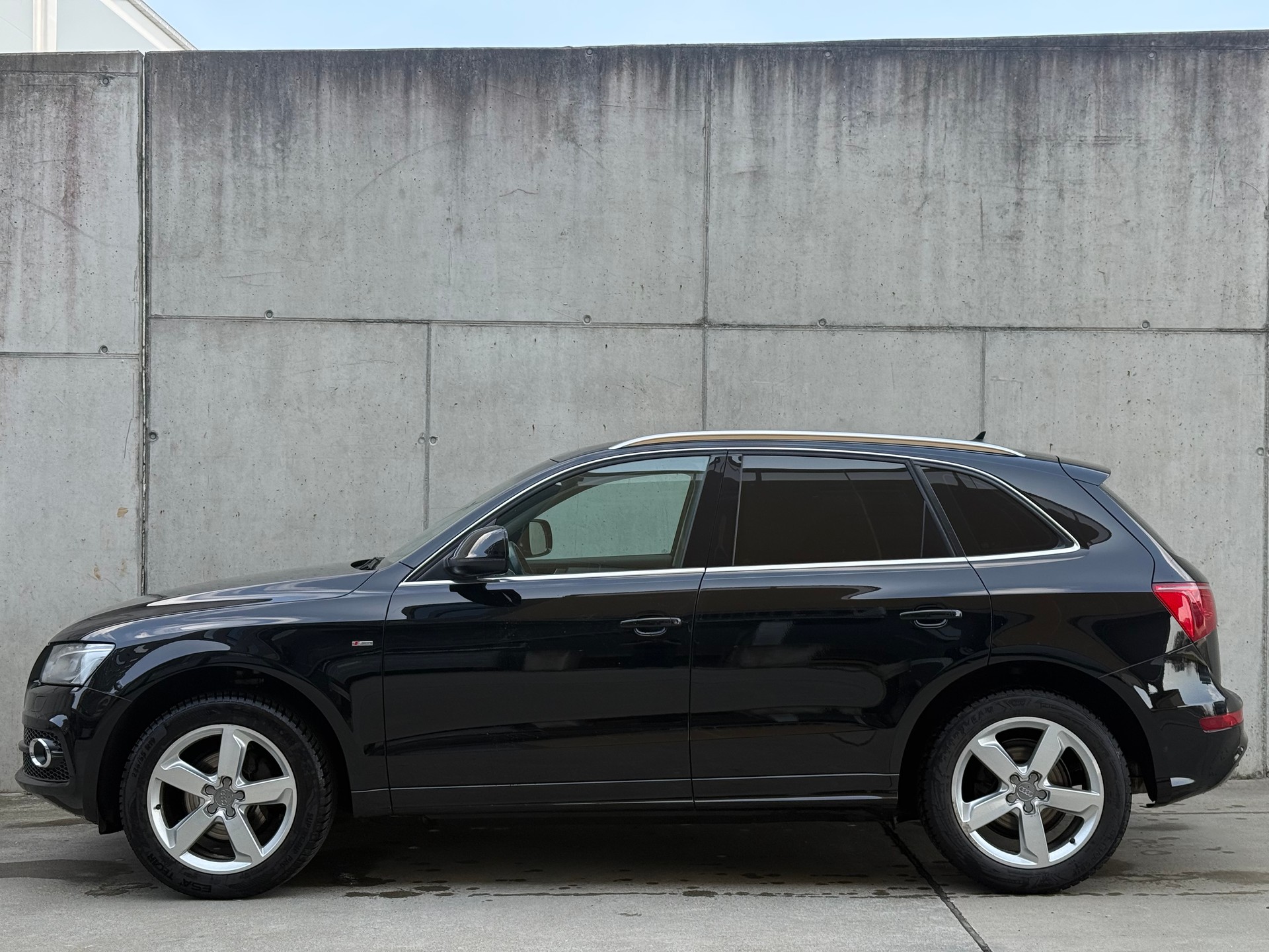AUDI Q5 2.0 TDI quattro S-tronic-showroom-element-1