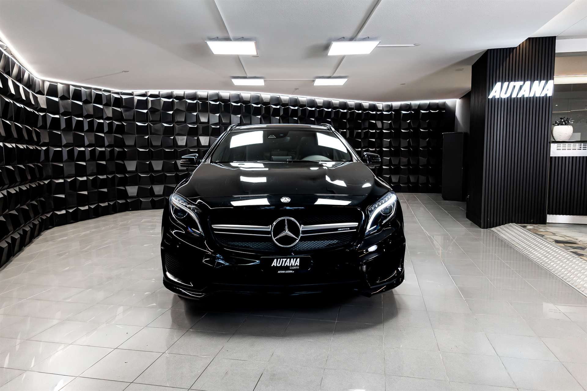 MERCEDES-BENZ GLA 45 AMG 4Matic 7G-DCT-showroom-element-3
