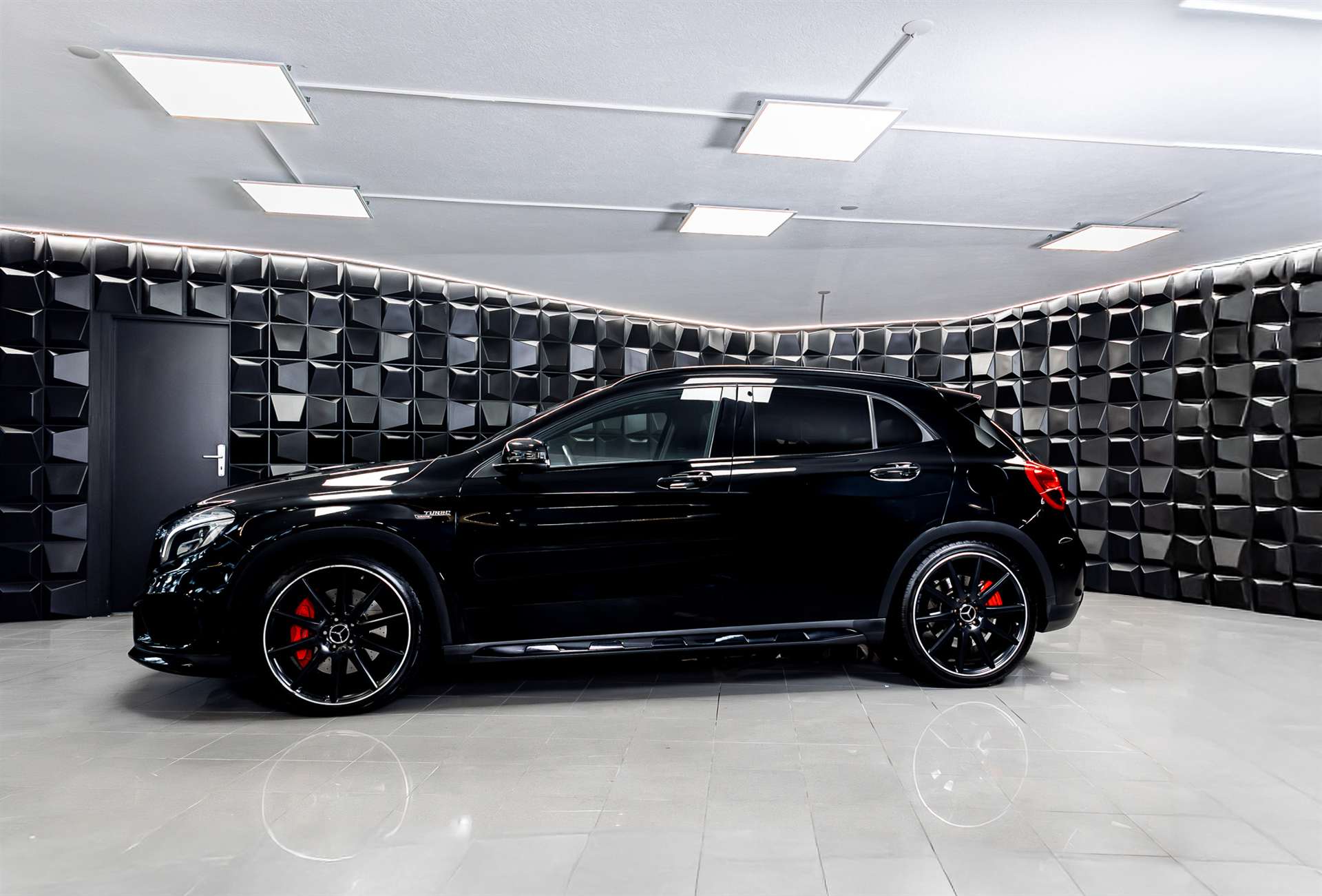 MERCEDES-BENZ GLA 45 AMG 4Matic 7G-DCT-showroom-element-1