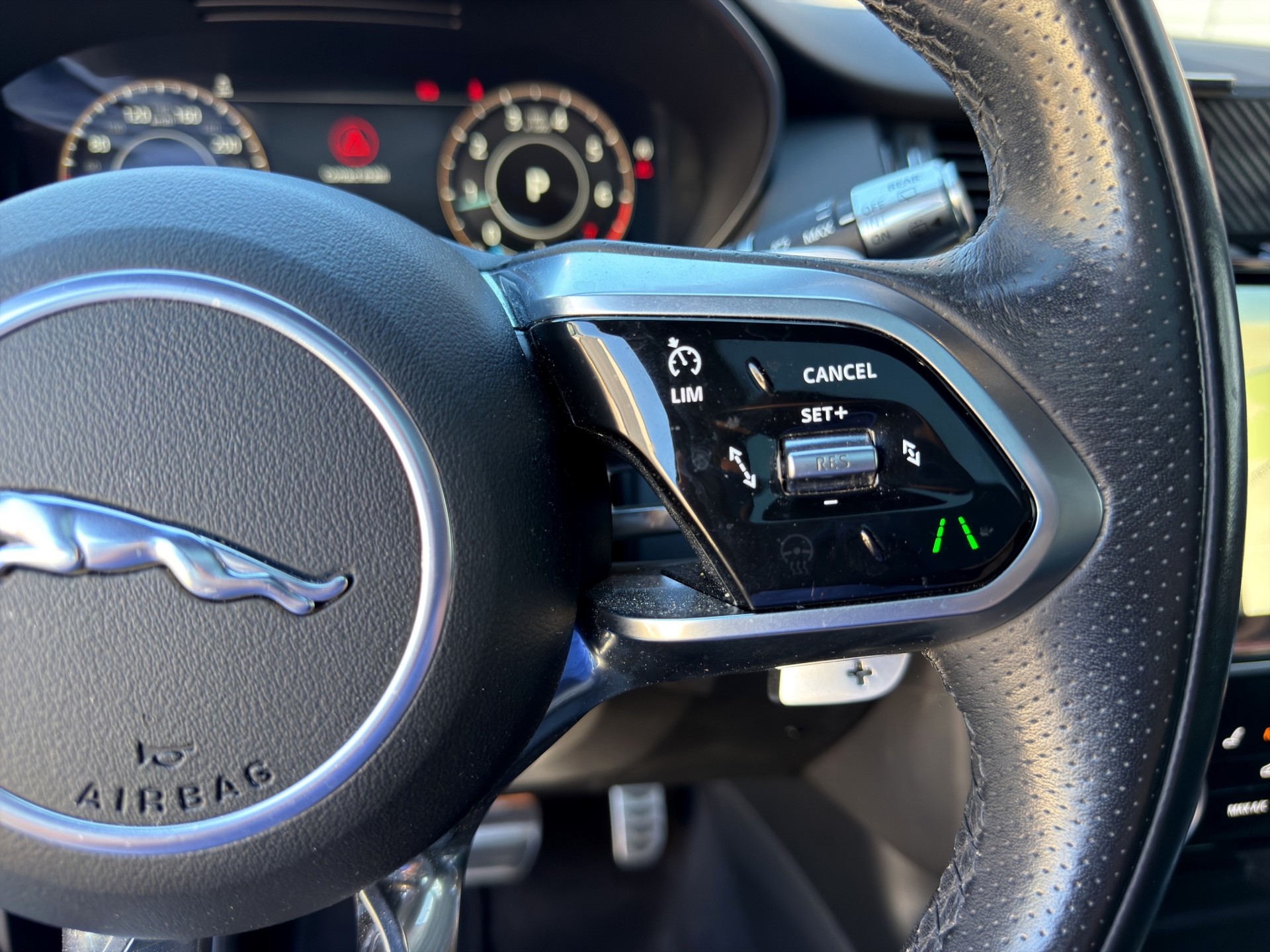 JAGUAR E-Pace 2.0 P250 R-Dynamic AWD-image-17