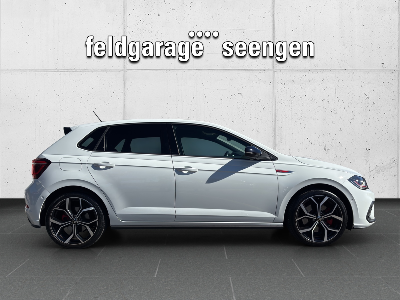 VW Polo 2.0 TSI GTI DSG mit Navi, Rückfahrkamera, Schwarze Aussenspiegel mit schwarzem Dach in Absetzfarbe & Winterräder-showroom-element-3
