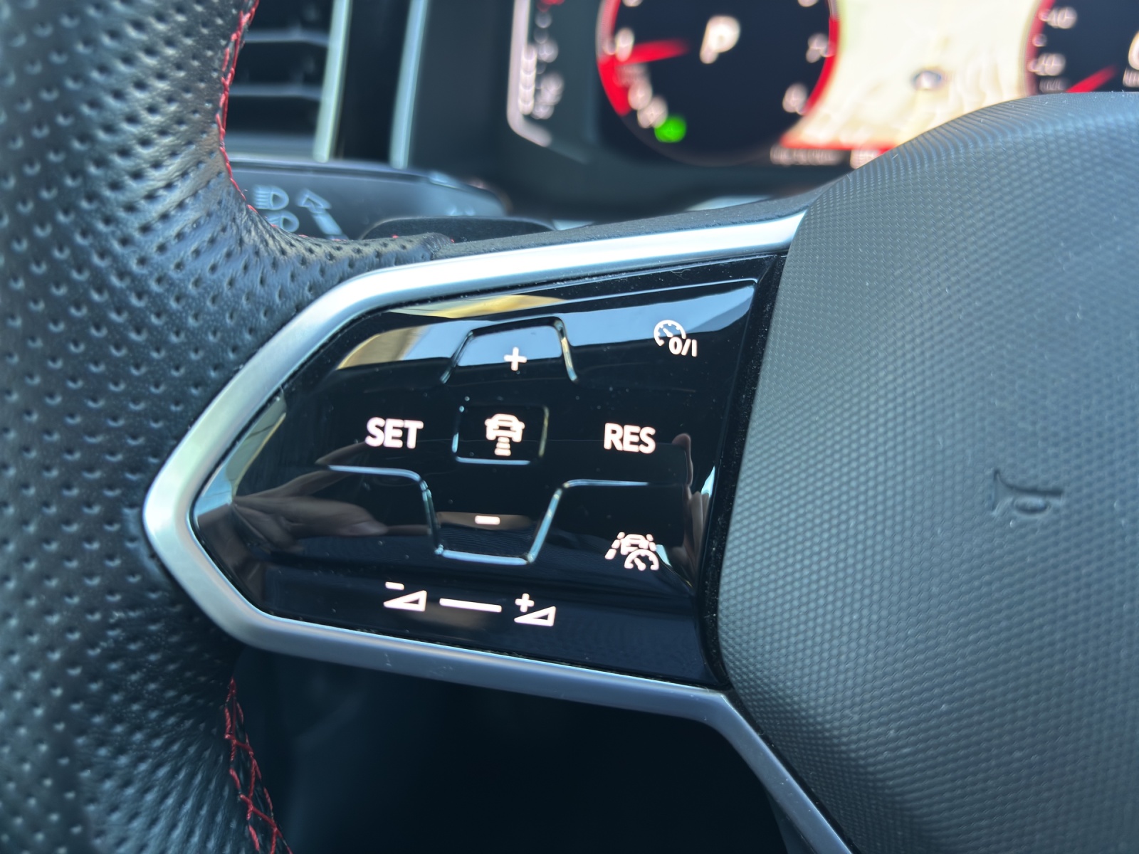 VW Polo 2.0 TSI GTI DSG mit Navi, Rückfahrkamera, Schwarze Aussenspiegel mit schwarzem Dach in Absetzfarbe & Winterräder-image-11