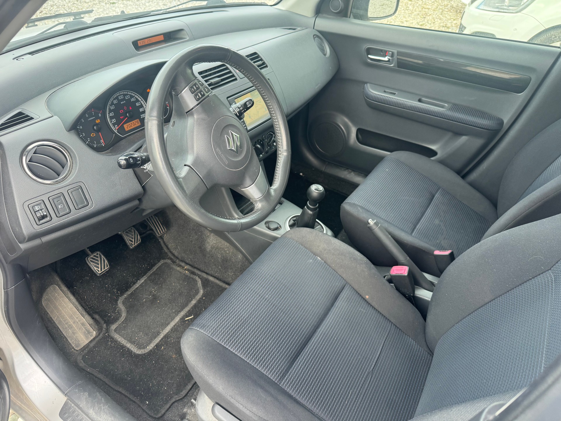 SUZUKI Swift 1.3i 16V GL 4x4-image-5