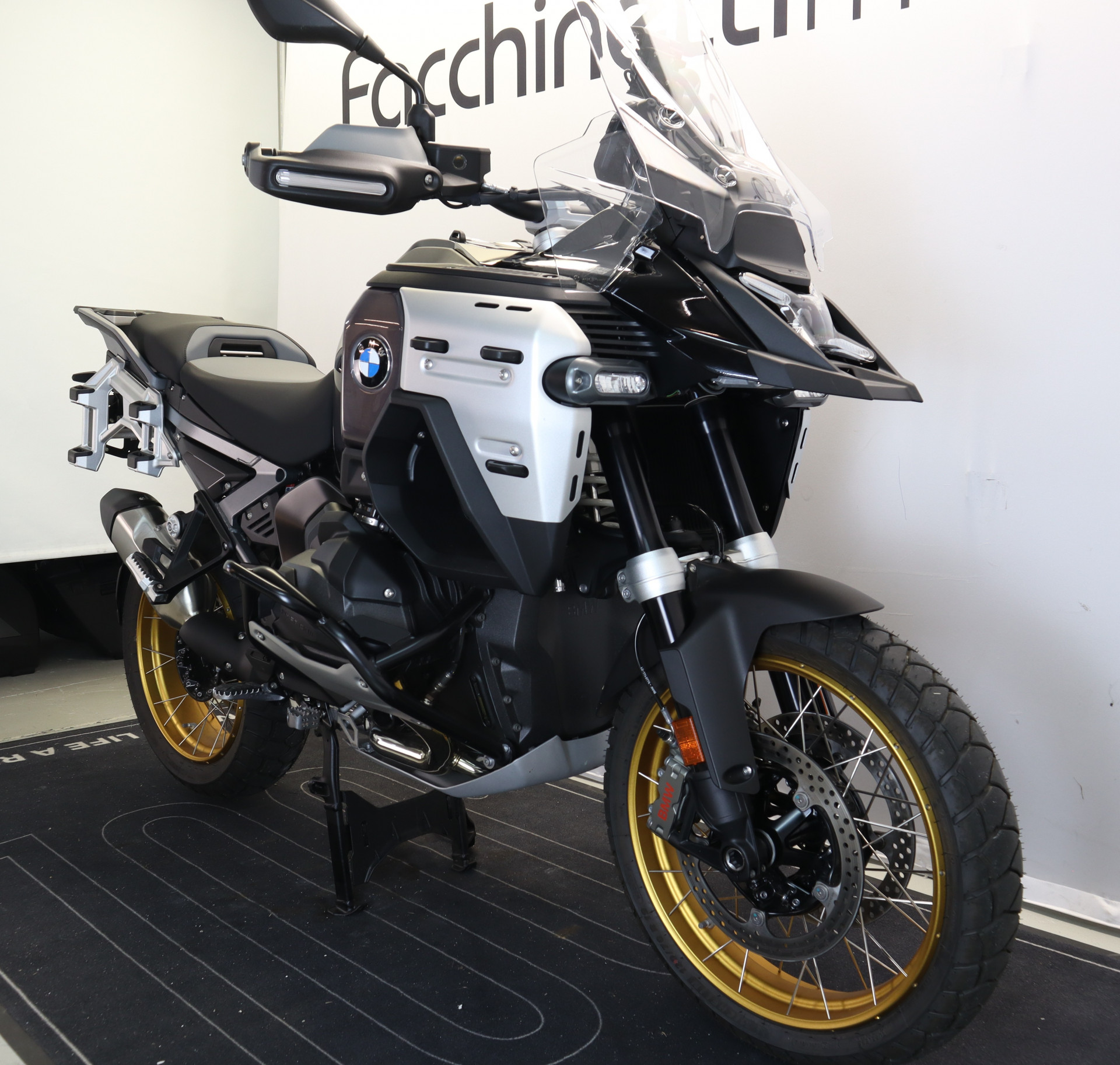 BMW R 1300 GS Adventure-image-2