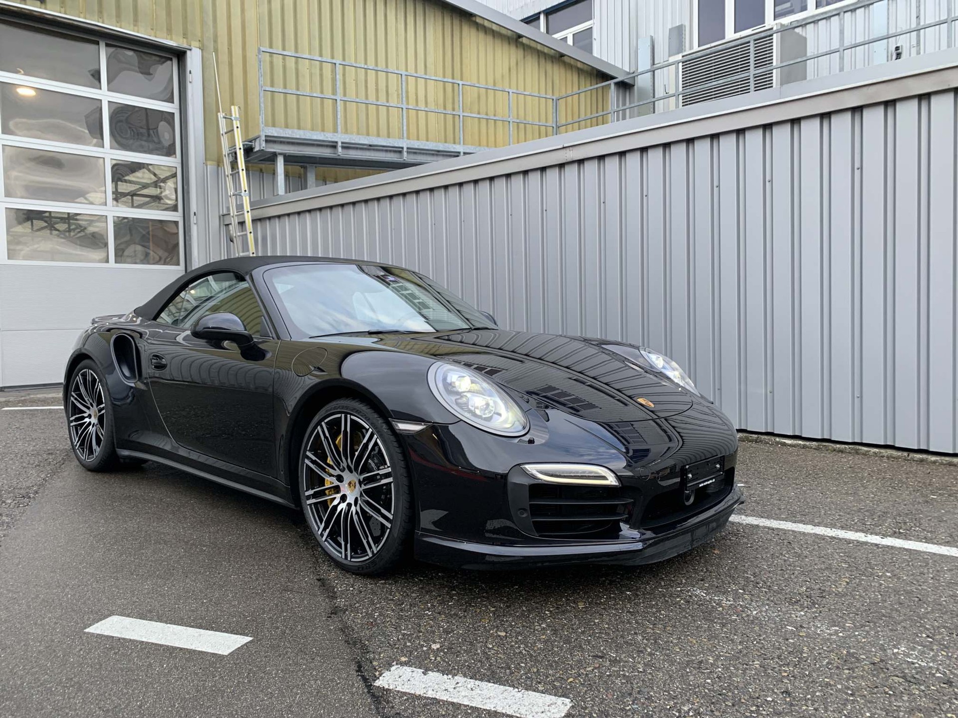 PORSCHE 911 Turbo S Cabrio-image-2